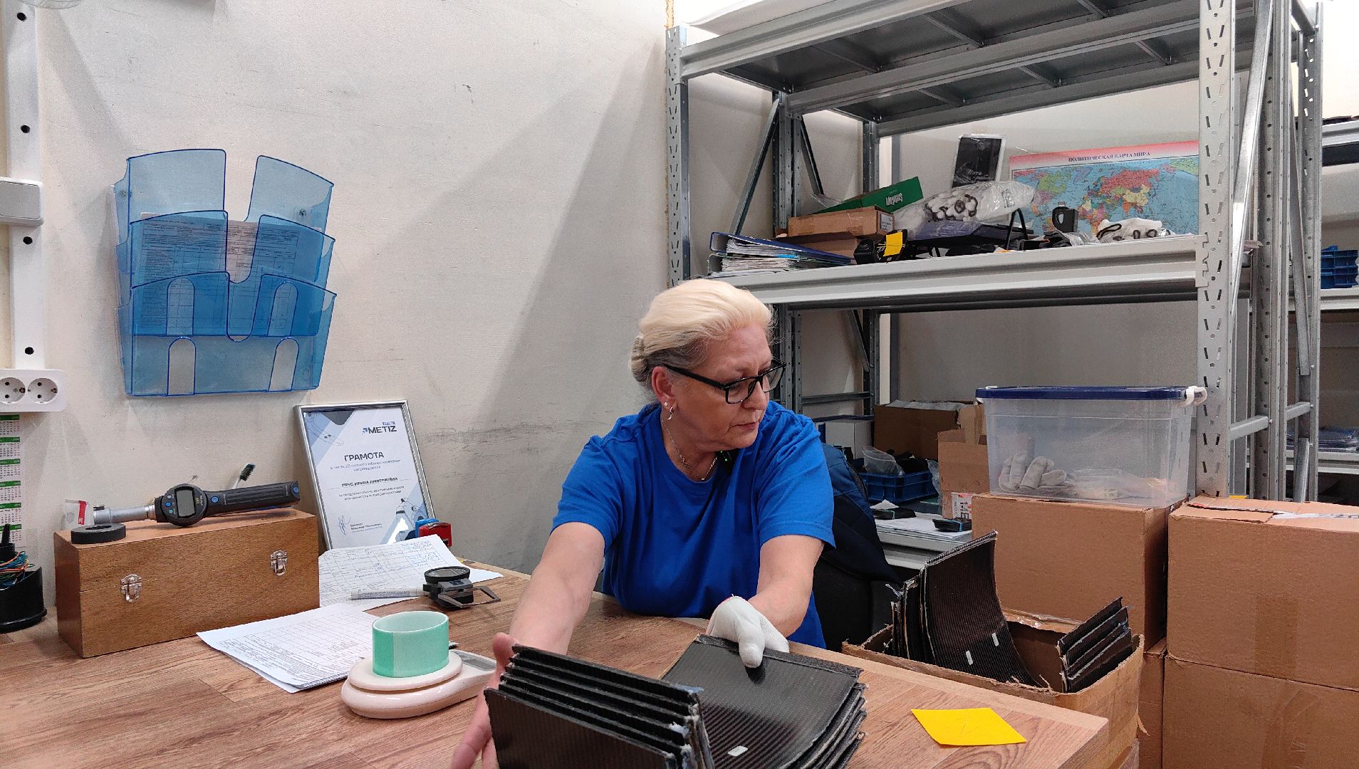 отдел отк, производство, 8 марта, букет, ирисы, контролер,