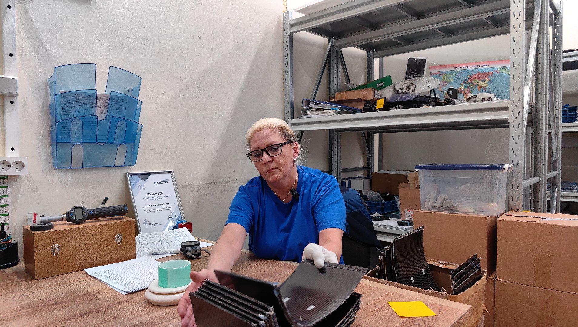 отдел отк, производство, 8 марта, букет, ирисы, контролер,