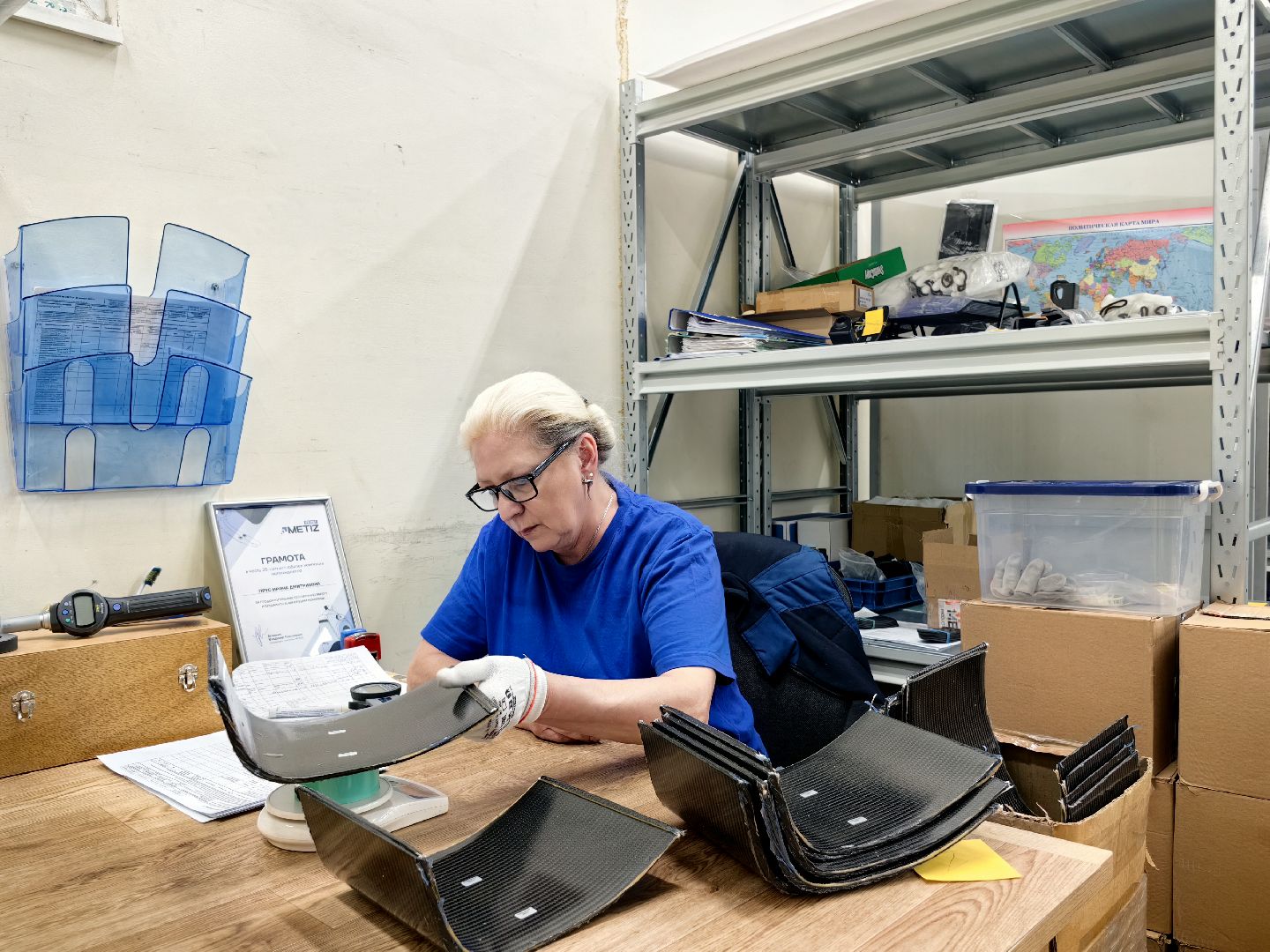 отдел отк, производство, 8 марта, букет, ирисы, контролер,