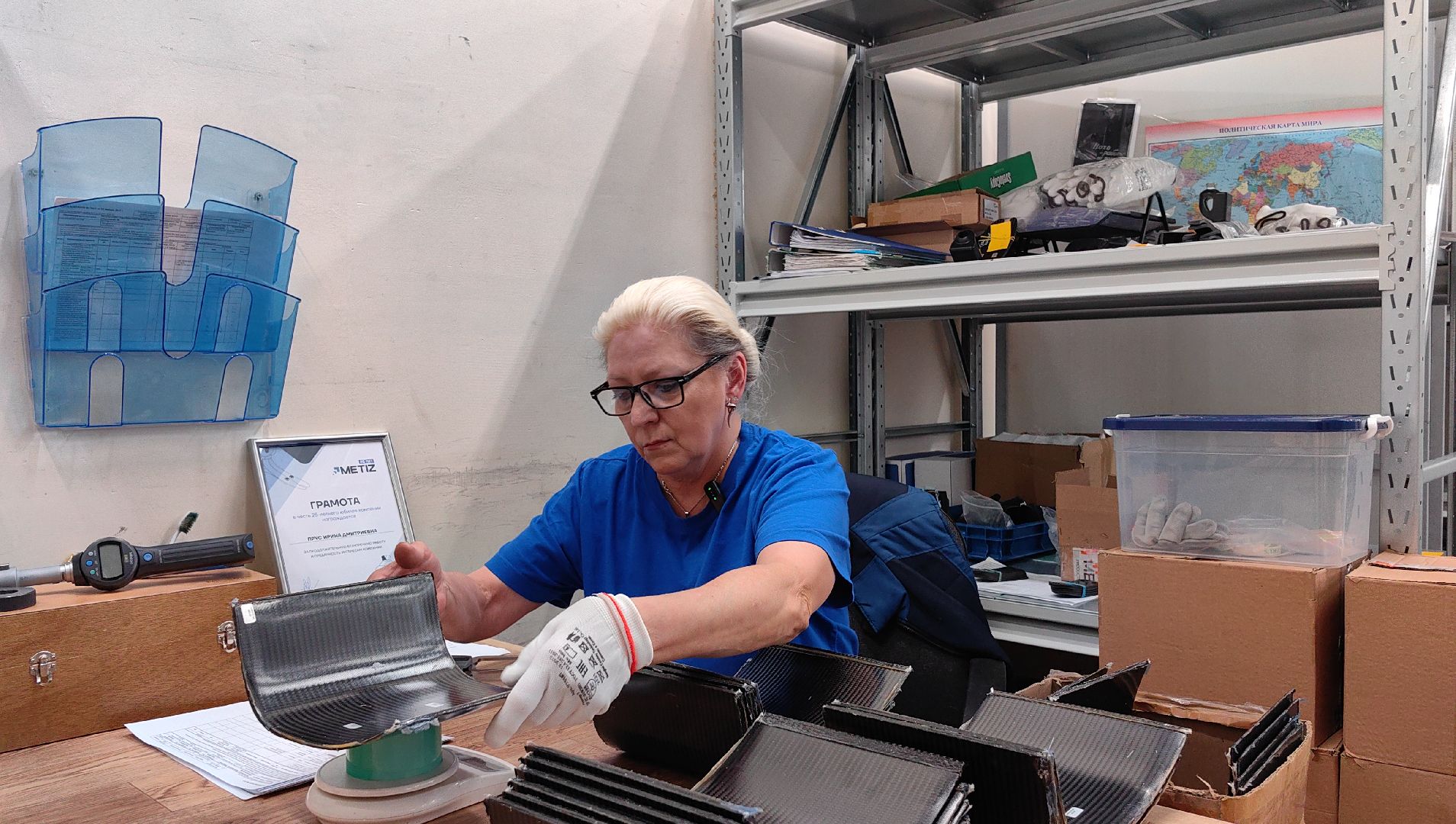 отдел отк, производство, 8 марта, букет, ирисы, контролер,