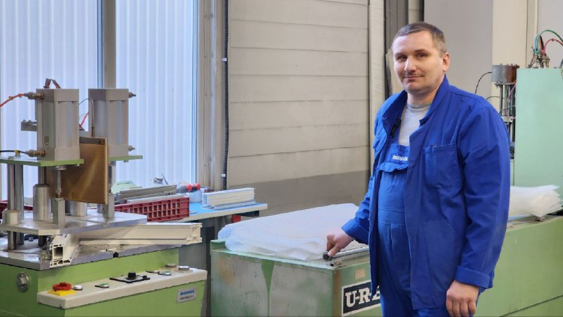 экономика, кадры, завод по производству оконного профиля,