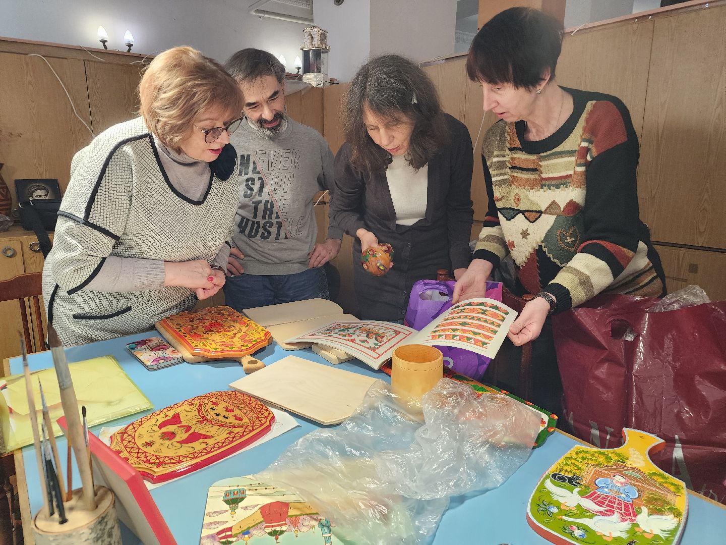 фрязино, художники, роспись по дереву, мастер-класс,