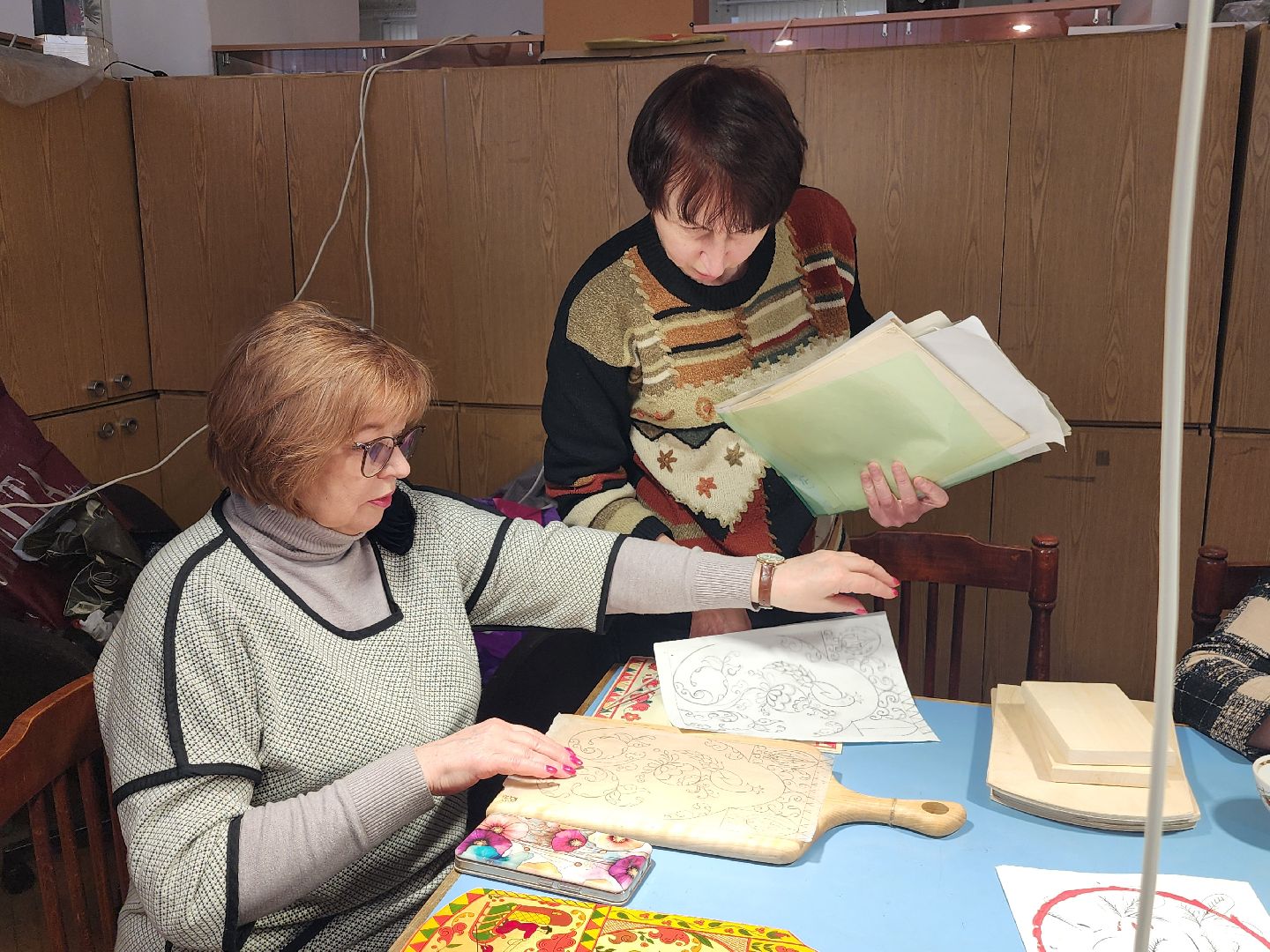 фрязино, художники, роспись по дереву, мастер-класс,