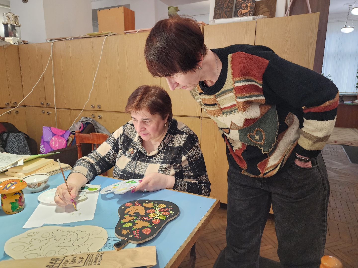 фрязино, художники, роспись по дереву, мастер-класс,