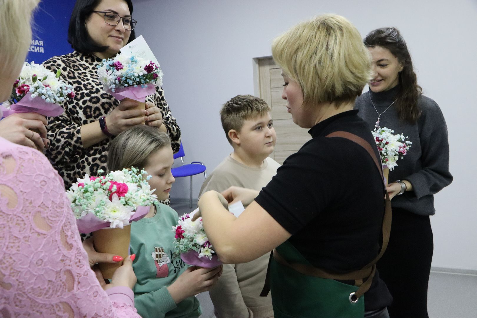 серебряные пруды, молодогвардейцы серебряных прудов, цветы для мамы, 8 марта, международный женский день,