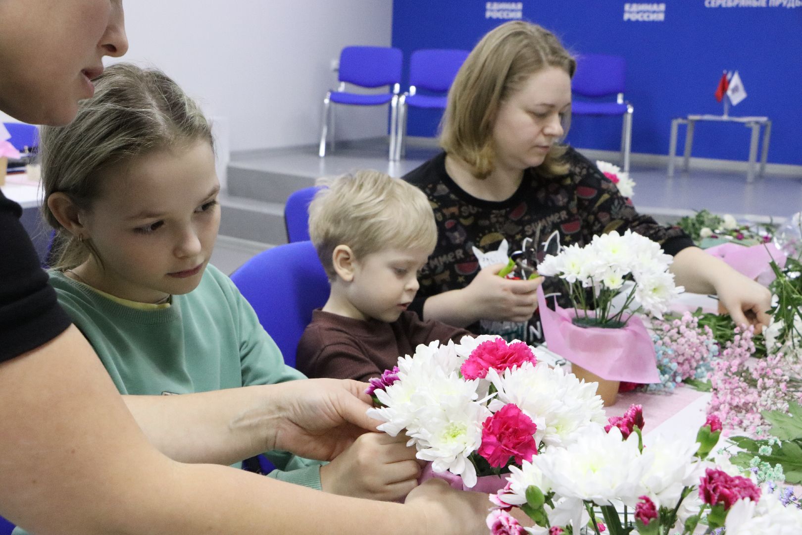 серебряные пруды, молодогвардейцы серебряных прудов, цветы для мамы, 8 марта, международный женский день,