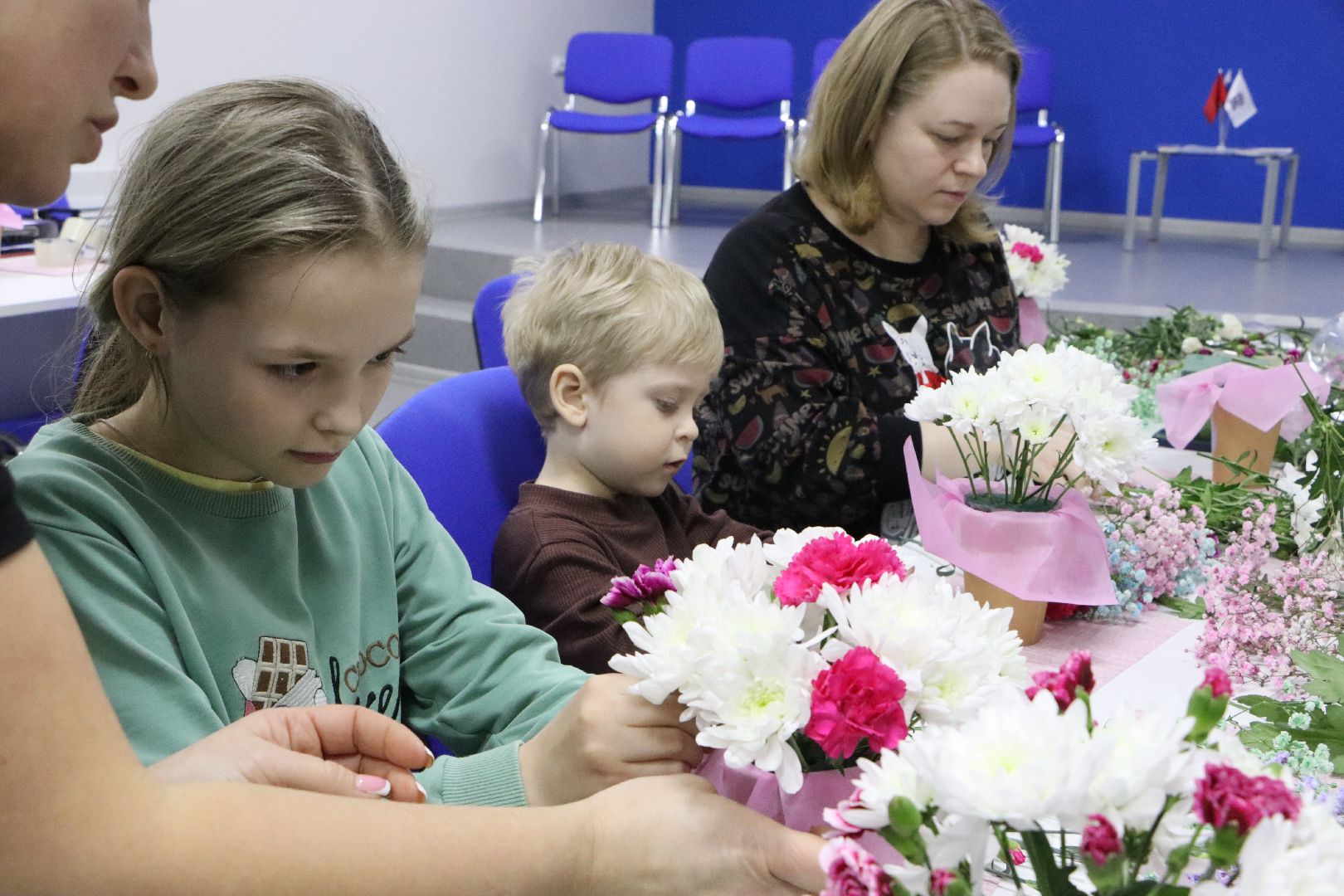 серебряные пруды, молодогвардейцы серебряных прудов, цветы для мамы, 8 марта, международный женский день,
