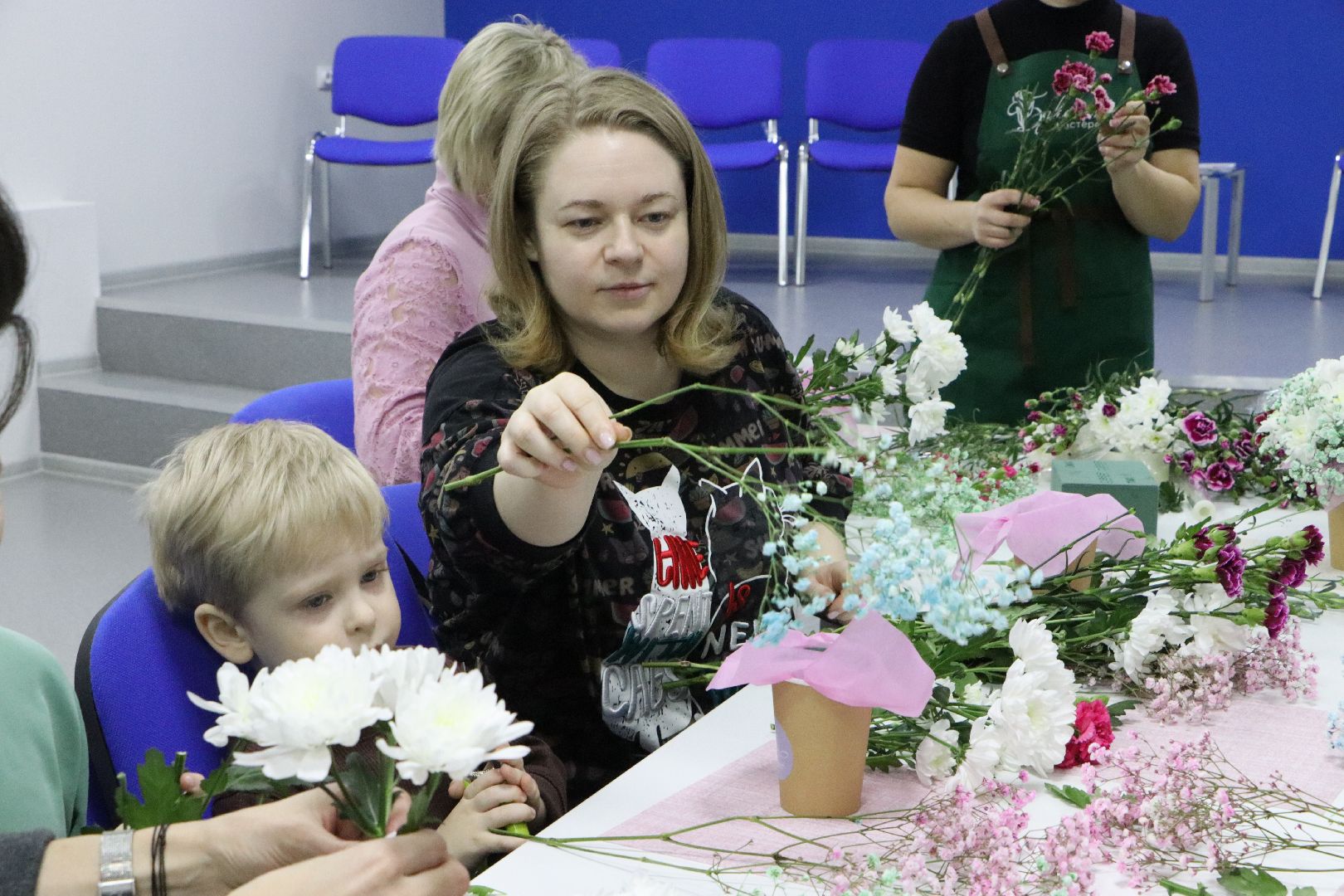 серебряные пруды, молодогвардейцы серебряных прудов, цветы для мамы, 8 марта, международный женский день,