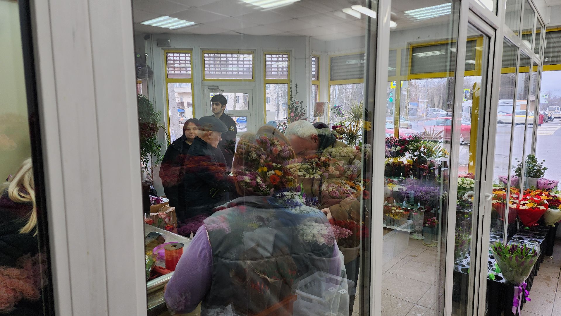 Бронницы, Цветы к 8 марта, Мужчины выбирают цветы,