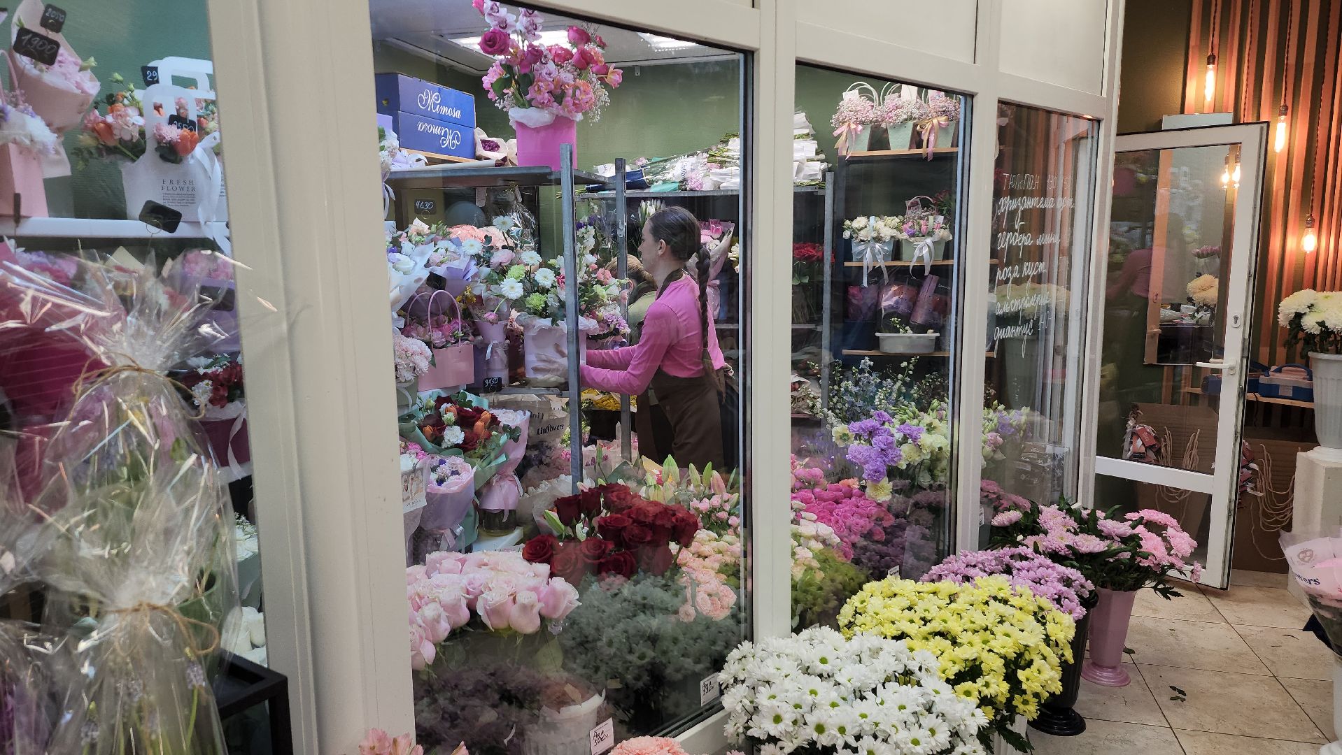 радуга цветов, серпухов, 8 марта, букет к 8 марта, цветочный магазин,