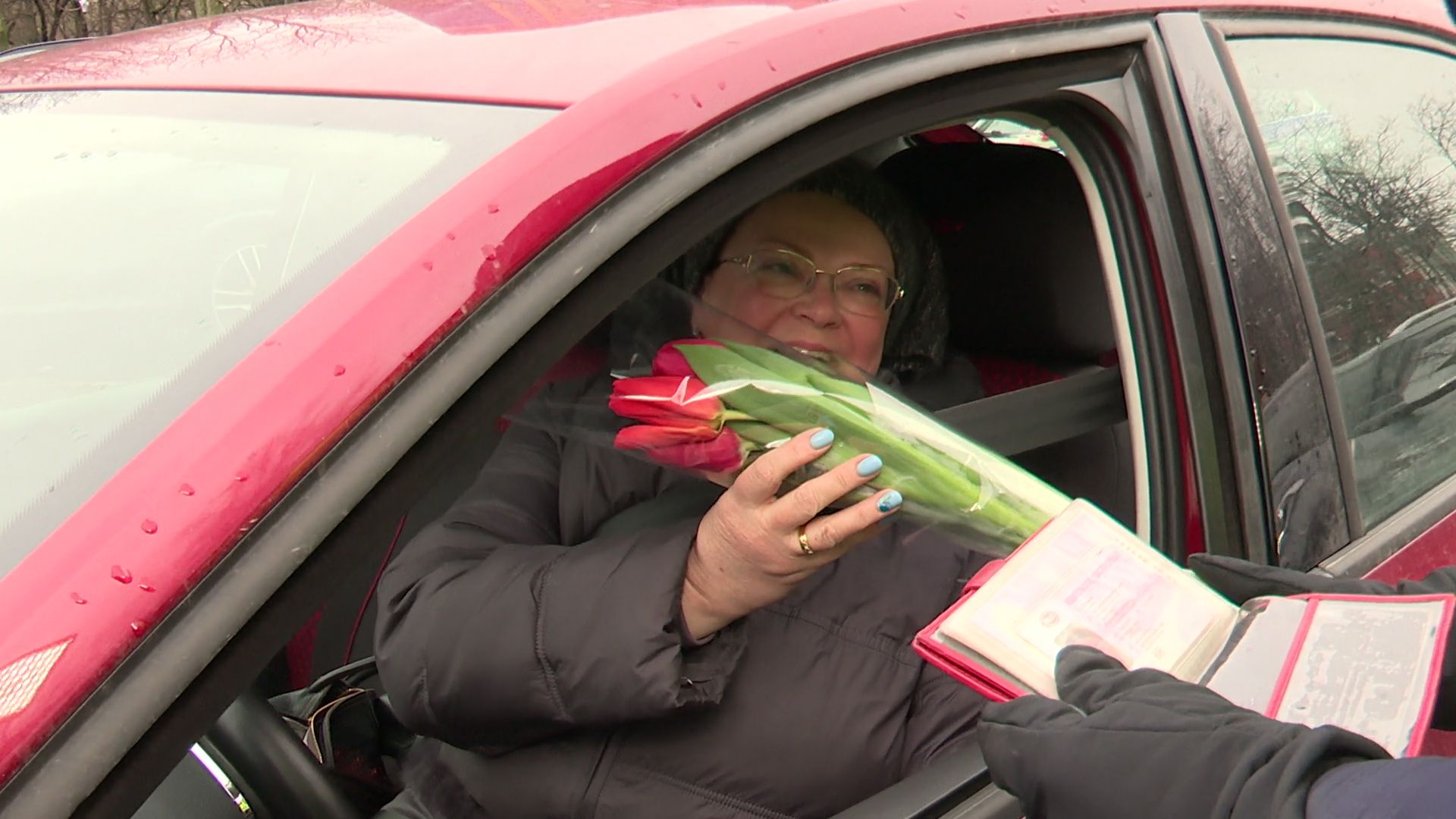 реутов, гибдд, проверка документов, цветы для автоледи, тюльпаны, 8 марта,