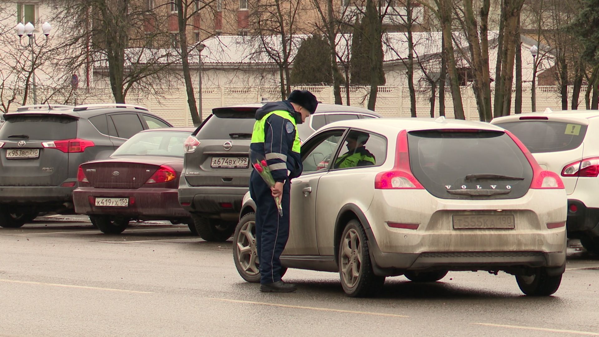 реутов, гибдд, проверка документов, цветы для автоледи, тюльпаны, 8 марта,