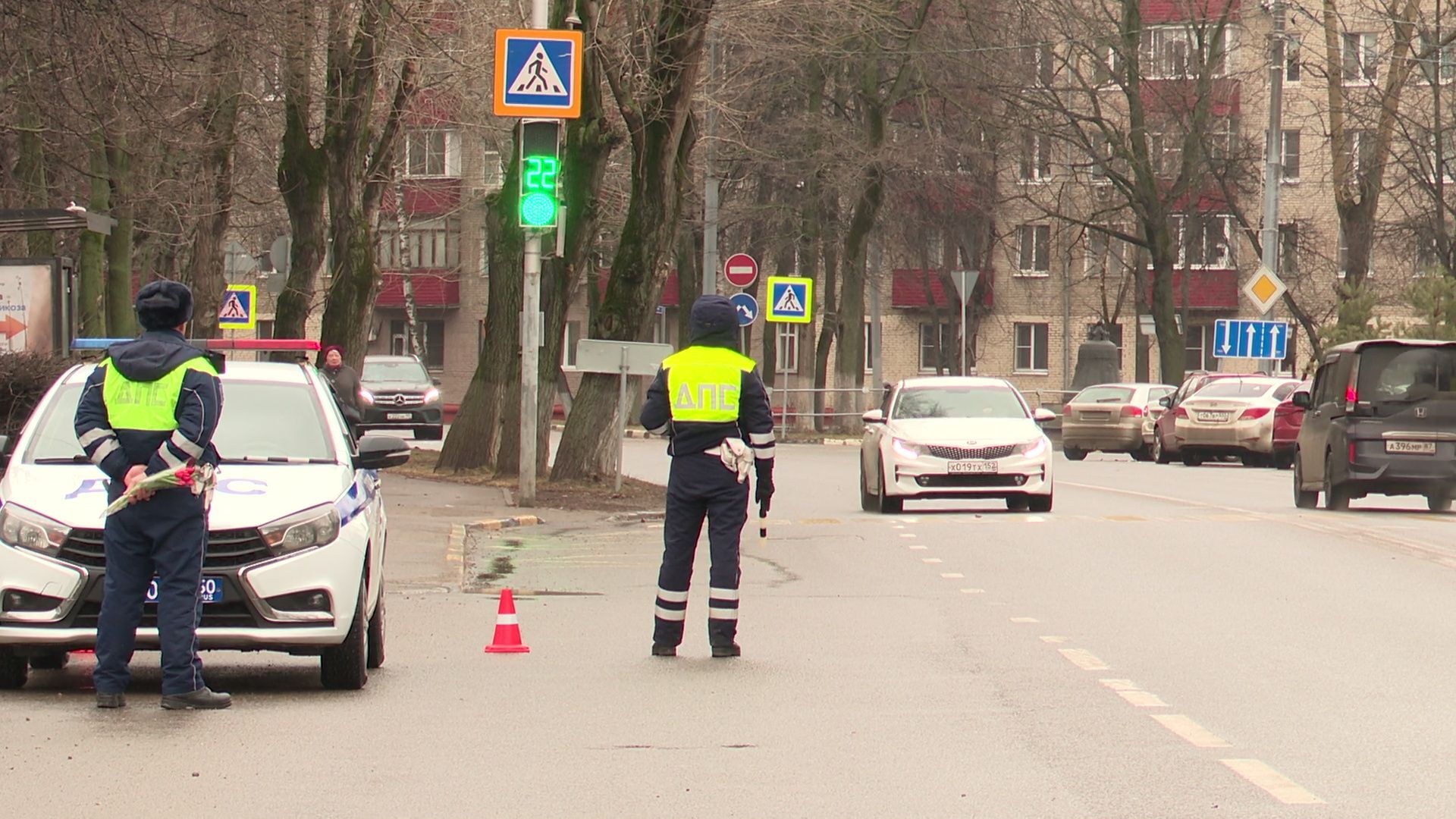реутов, гибдд, проверка документов, цветы для автоледи, тюльпаны, 8 марта,