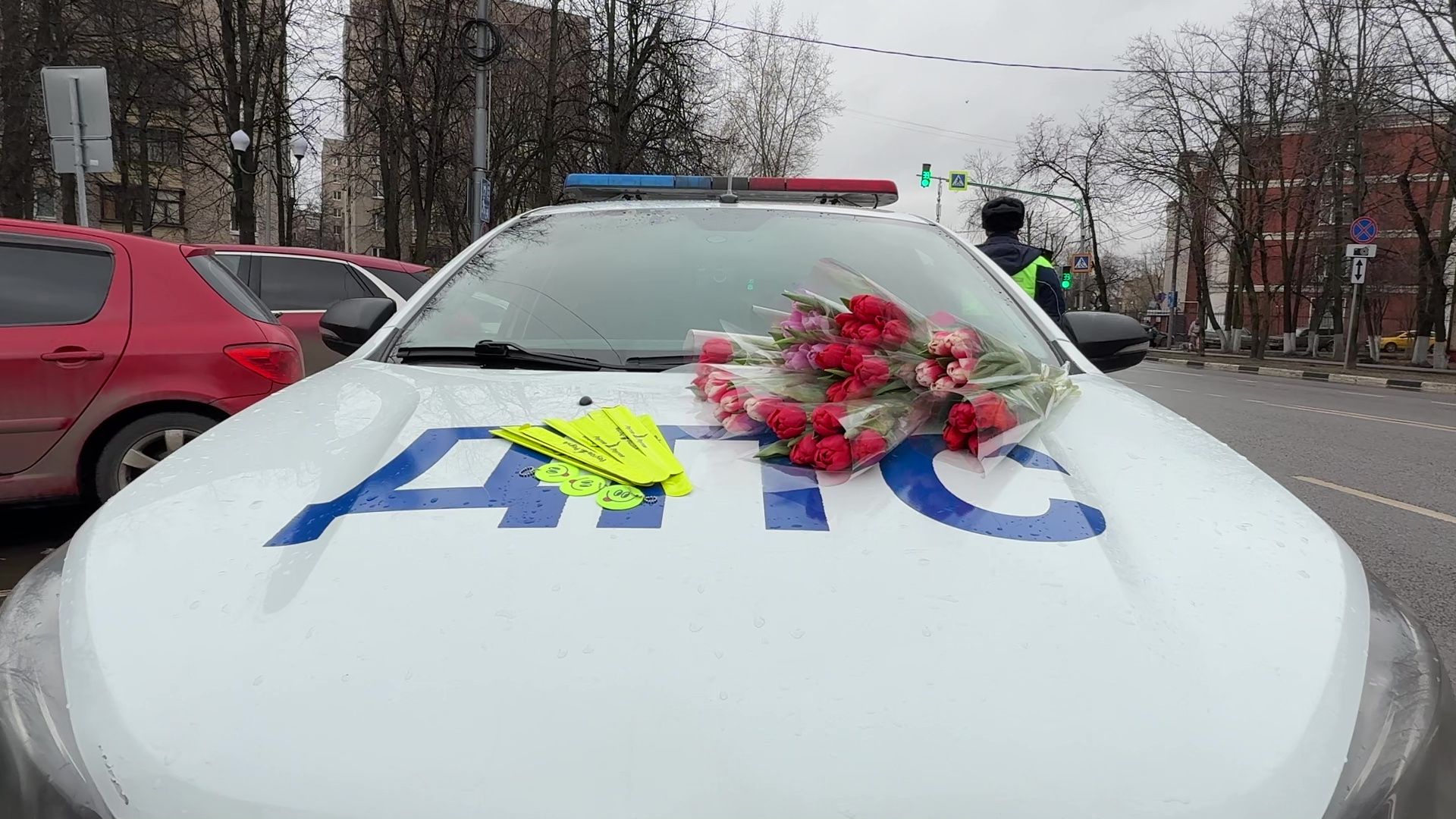 реутов, гибдд, проверка документов, цветы для автоледи, тюльпаны, 8 марта,