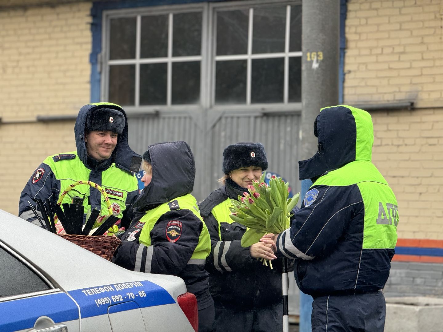 сотрудники гибдд поздравляют с 8 марта, ленинский городской округ, автоледи,