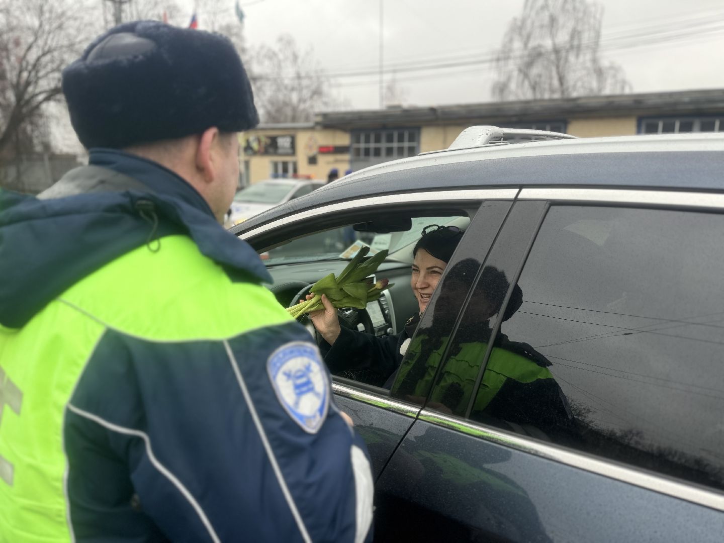сотрудники гибдд поздравляют с 8 марта, ленинский городской округ, автоледи,