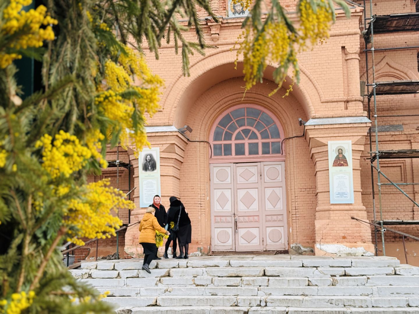 раменское, 8 марта, троицкий храм раменское, мимоза,