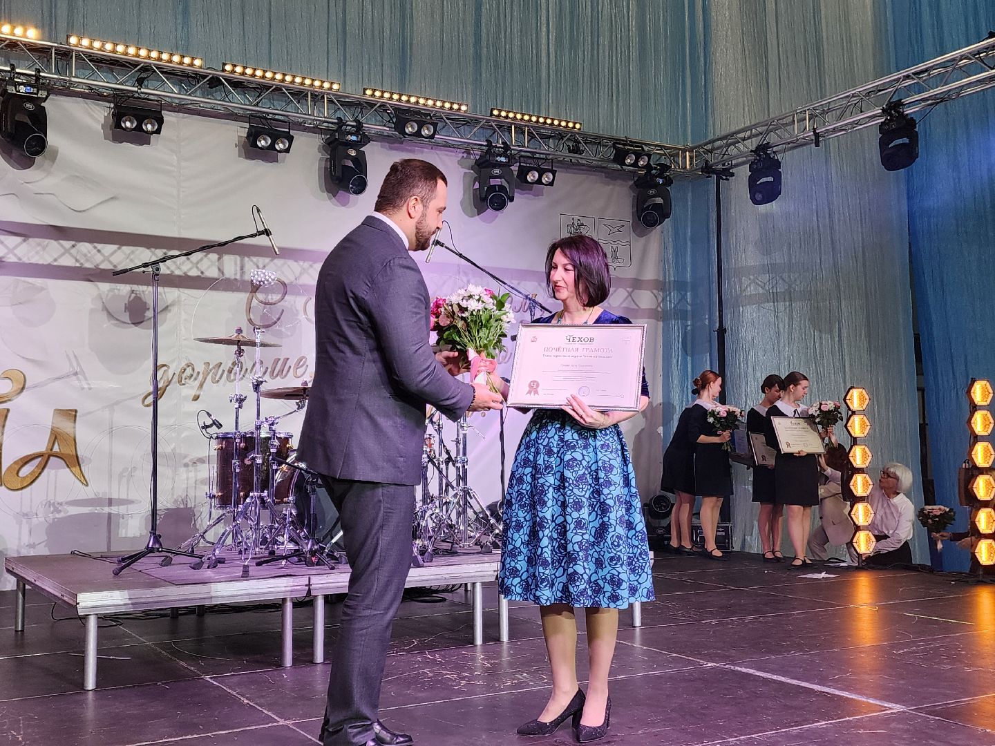 Чехов, дворец спорта олимпийский, 8 Марта, международный женский день, праздник, мероприятие, награждение, почетные грамоты, благодарственные письма, памятные знаки, глава округа михаил собакин,