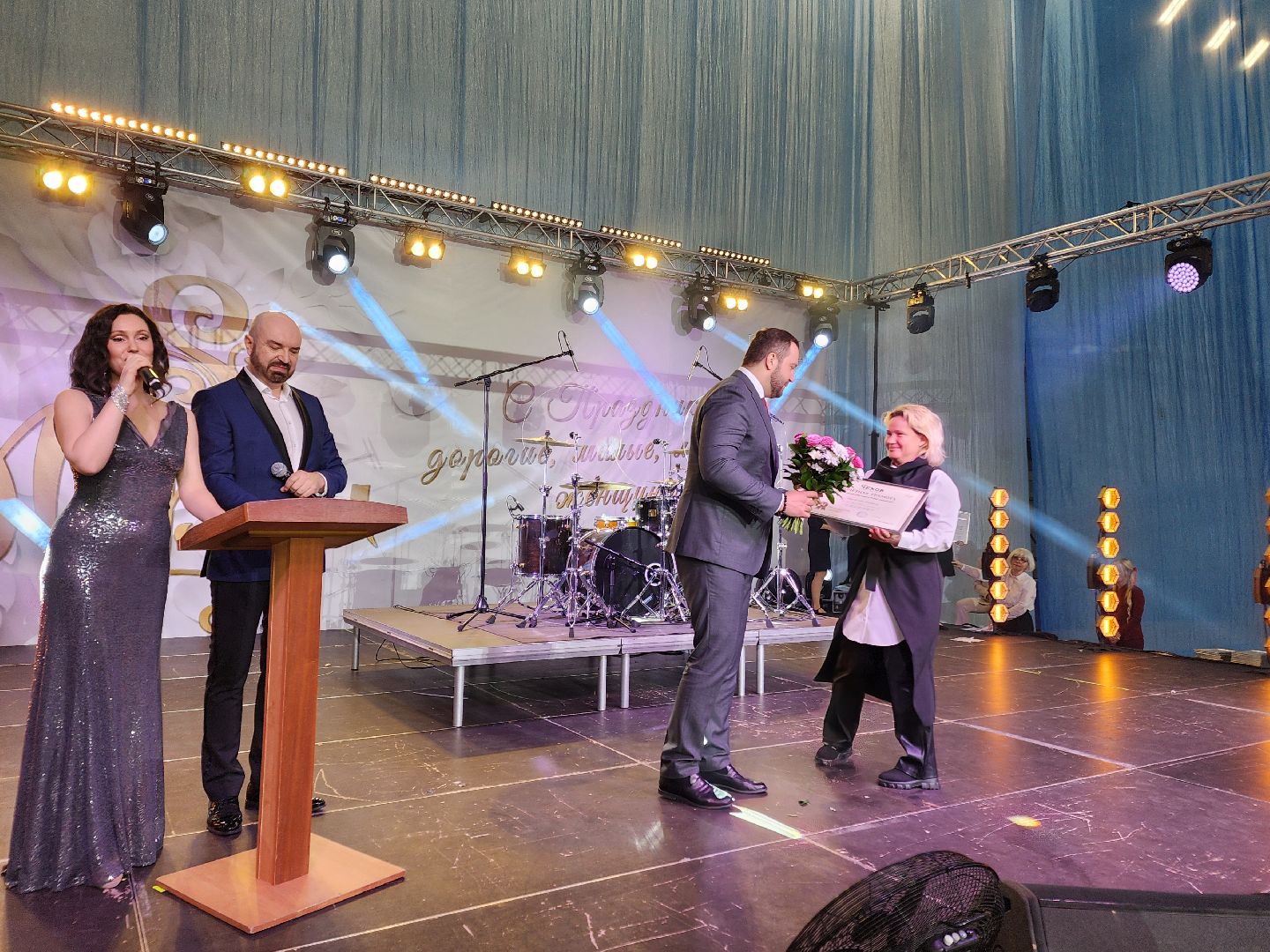 Чехов, дворец спорта олимпийский, 8 Марта, международный женский день, праздник, мероприятие, награждение, почетные грамоты, благодарственные письма, памятные знаки, глава округа михаил собакин,