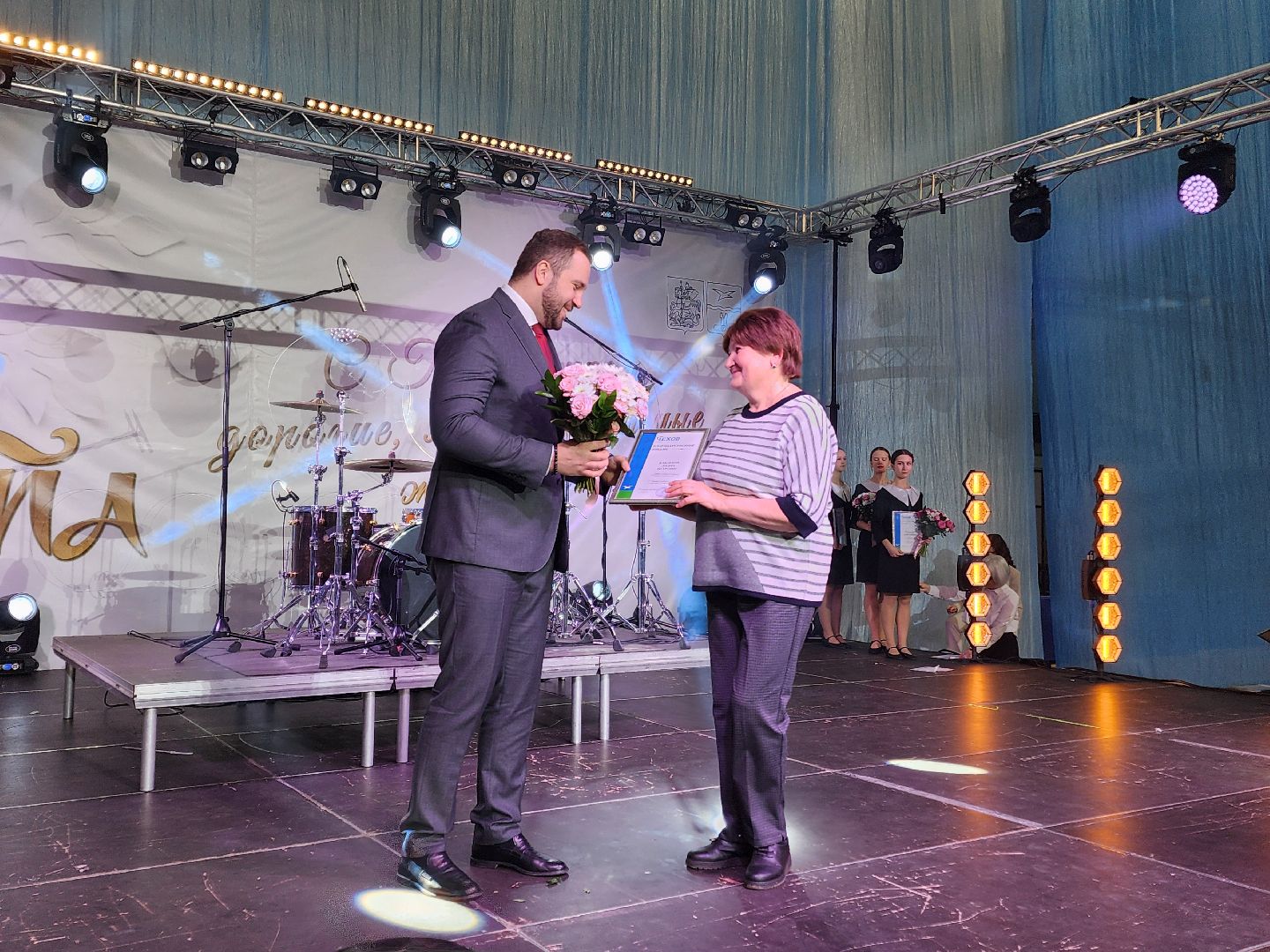 Чехов, дворец спорта олимпийский, 8 Марта, международный женский день, праздник, мероприятие, награждение, почетные грамоты, благодарственные письма, памятные знаки, глава округа михаил собакин,