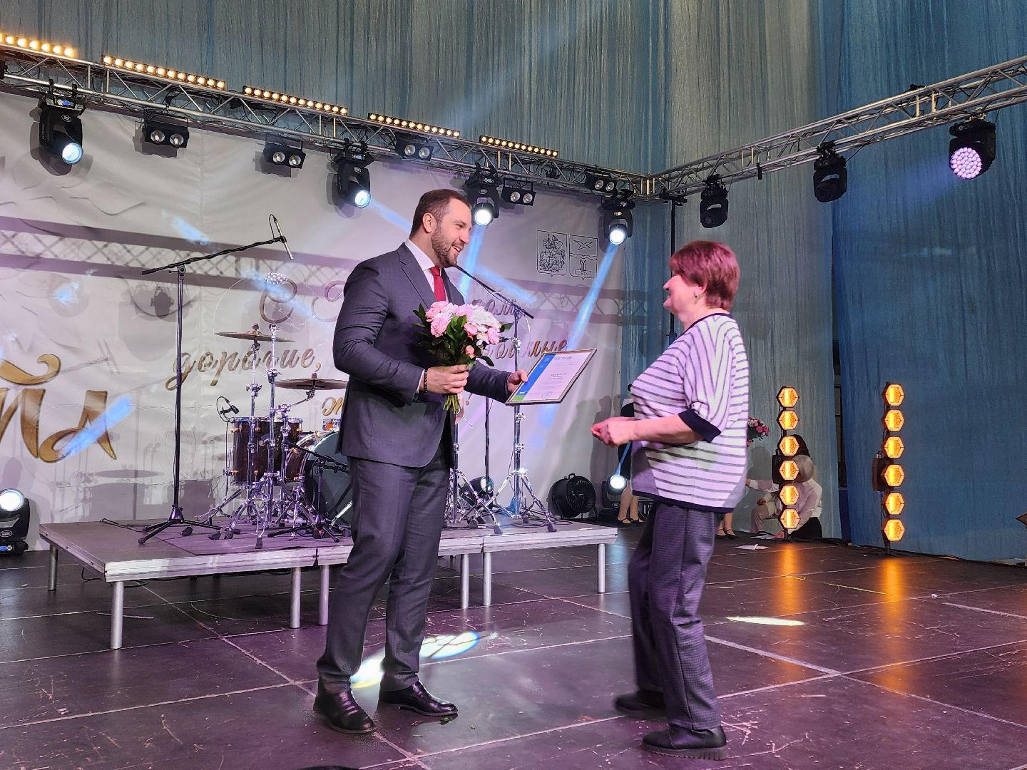 Чехов, дворец спорта олимпийский, 8 Марта, международный женский день, праздник, мероприятие, награждение, почетные грамоты, благодарственные письма, памятные знаки, глава округа михаил собакин,