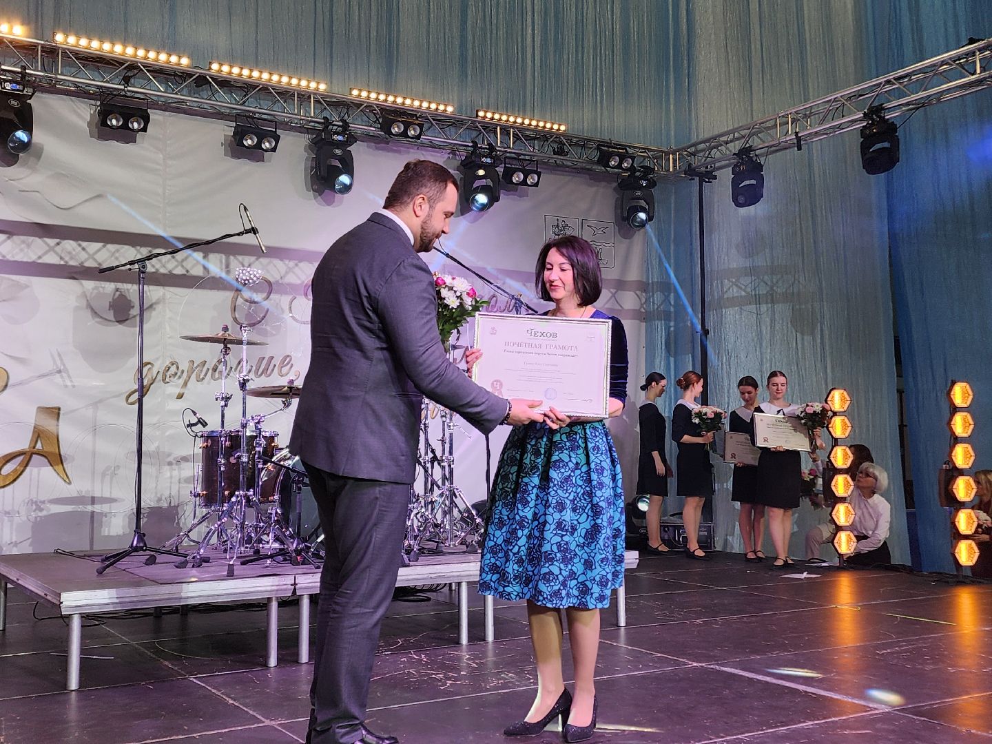Чехов, дворец спорта олимпийский, 8 Марта, международный женский день, праздник, мероприятие, награждение, почетные грамоты, благодарственные письма, памятные знаки, глава округа михаил собакин,