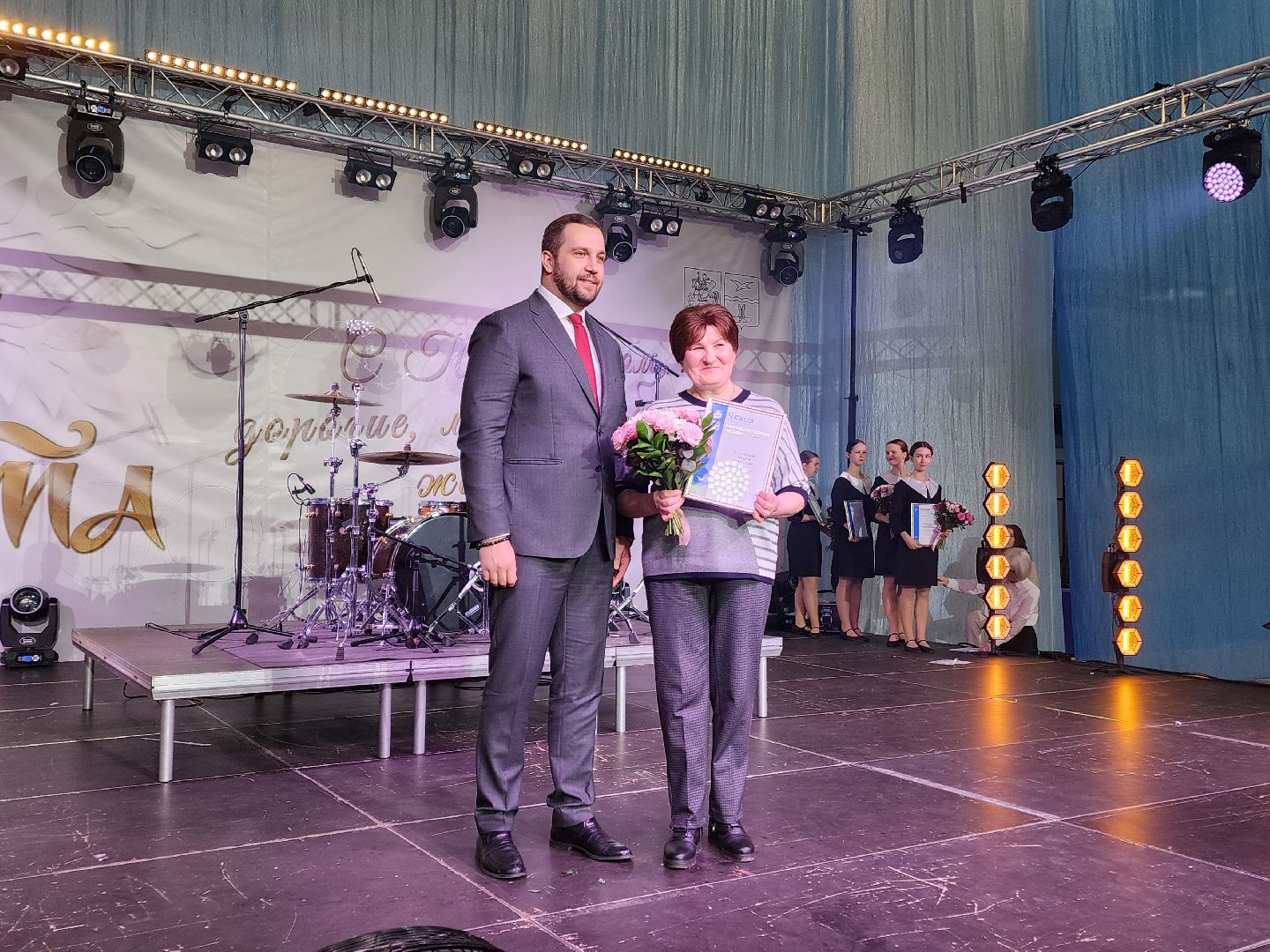 Чехов, дворец спорта олимпийский, 8 Марта, международный женский день, праздник, мероприятие, награждение, почетные грамоты, благодарственные письма, памятные знаки, глава округа михаил собакин,