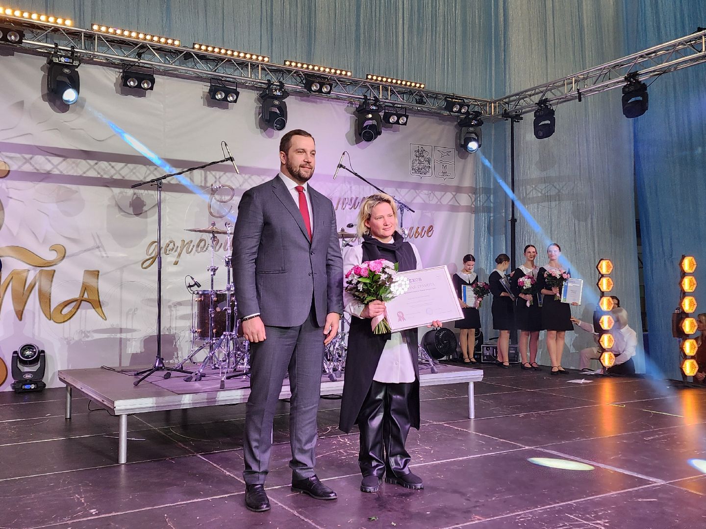 Чехов, дворец спорта олимпийский, 8 Марта, международный женский день, праздник, мероприятие, награждение, почетные грамоты, благодарственные письма, памятные знаки, глава округа михаил собакин,