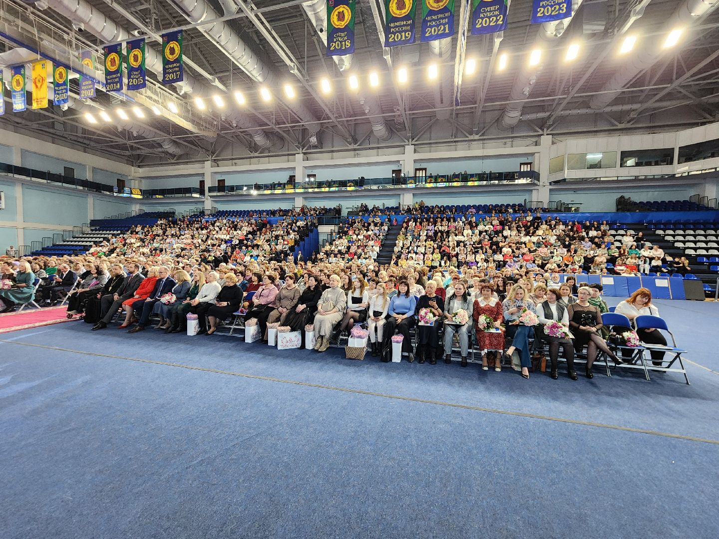Чехов, дворец спорта Олимпийский, 8 Марта, Международный женский день, праздничный концерт, мероприятие, ансамбль танца Юность, вокальная студия Авангард, Митя Фомин, песни, танцы,