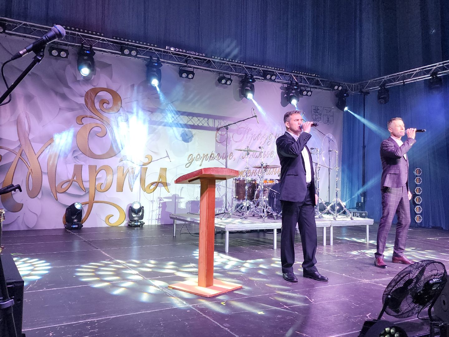 Чехов, дворец спорта Олимпийский, 8 Марта, Международный женский день, праздничный концерт, мероприятие, ансамбль танца Юность, вокальная студия Авангард, Митя Фомин, песни, танцы,