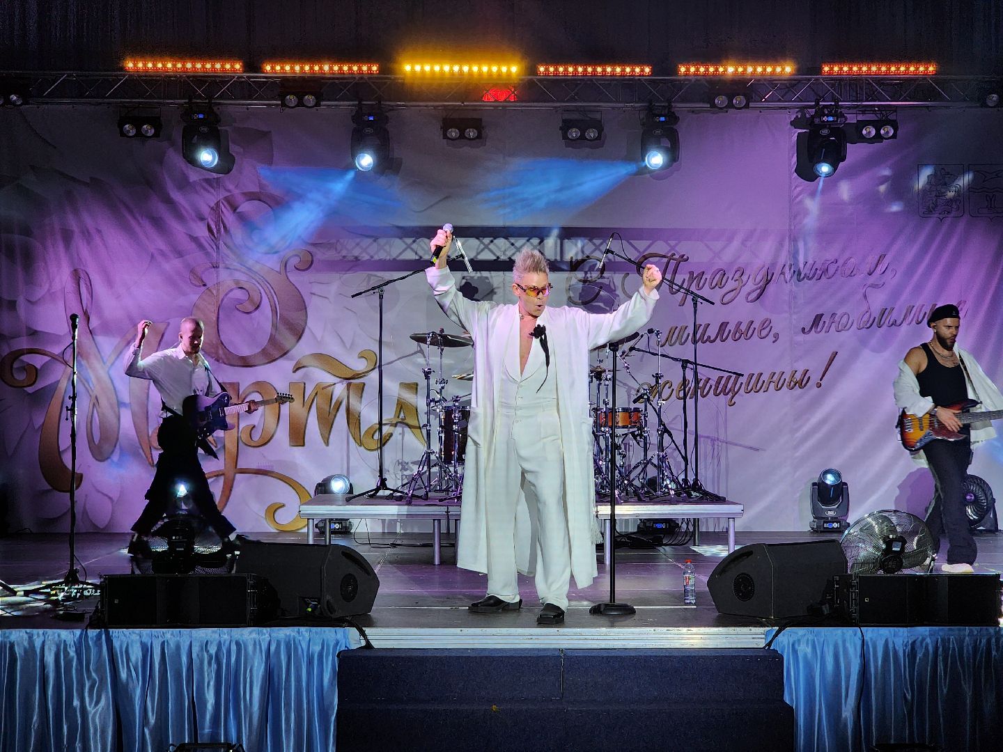 Чехов, дворец спорта Олимпийский, 8 Марта, Международный женский день, праздничный концерт, мероприятие, ансамбль танца Юность, вокальная студия Авангард, Митя Фомин, песни, танцы,