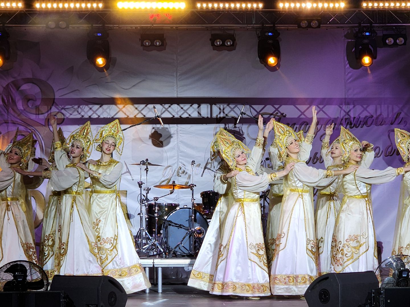 Чехов, дворец спорта Олимпийский, 8 Марта, Международный женский день, праздничный концерт, мероприятие, ансамбль танца Юность, вокальная студия Авангард, Митя Фомин, песни, танцы,