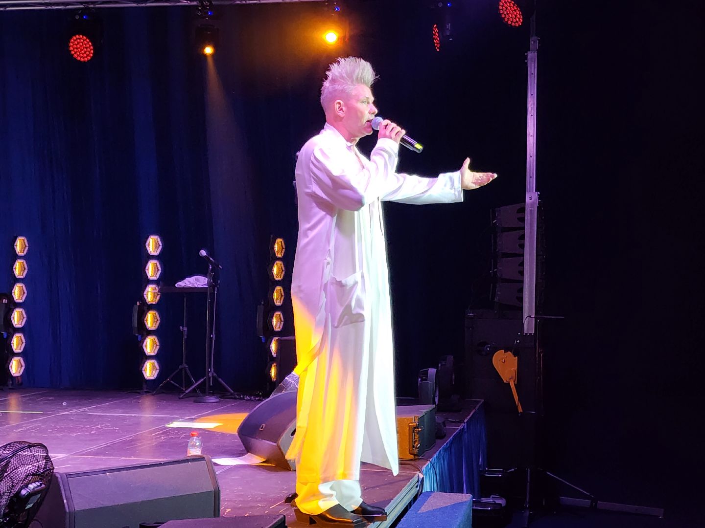 Чехов, дворец спорта Олимпийский, 8 Марта, Международный женский день, праздничный концерт, мероприятие, ансамбль танца Юность, вокальная студия Авангард, Митя Фомин, песни, танцы,