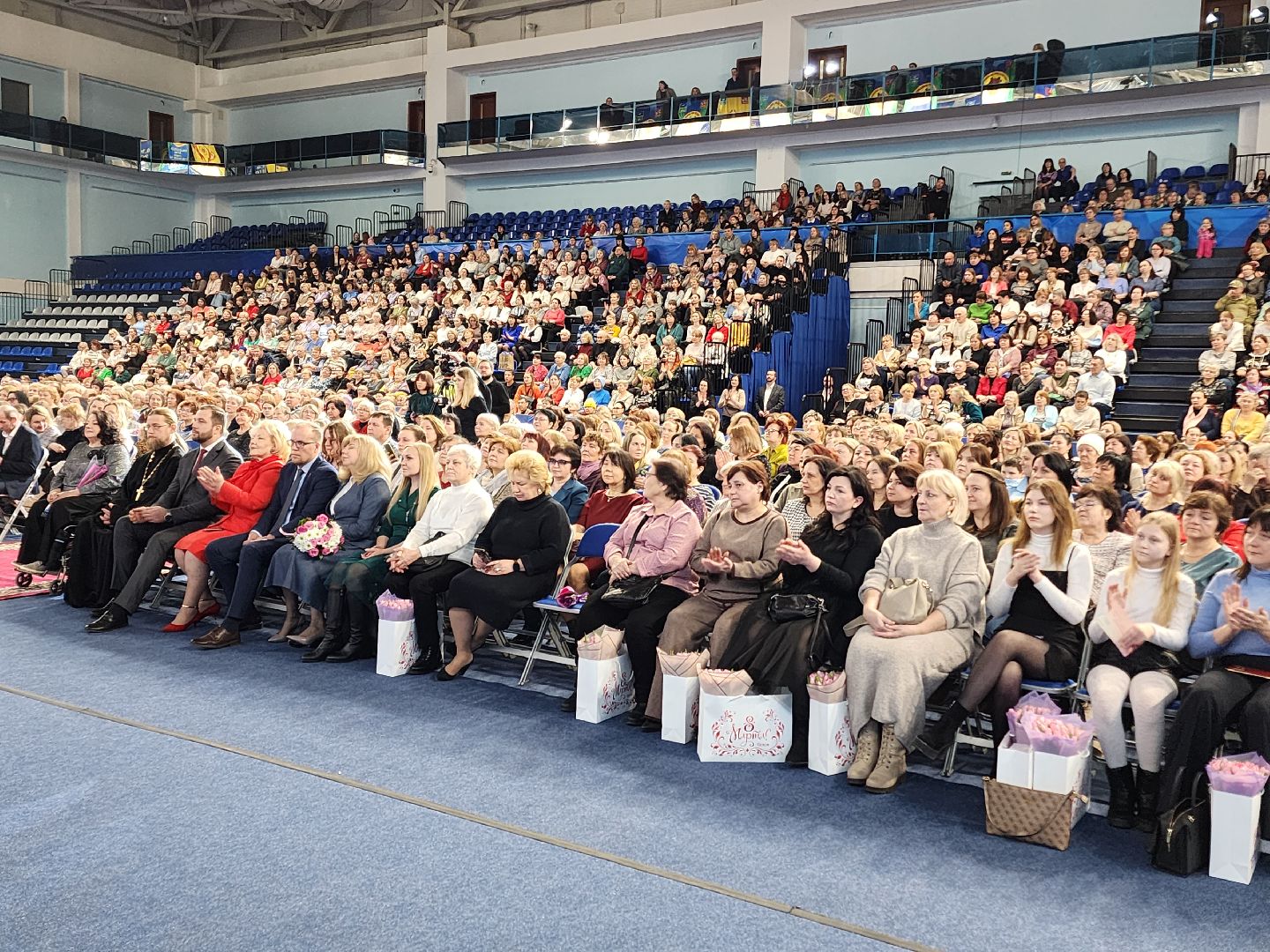Чехов, дворец спорта Олимпийский, 8 Марта, Международный женский день, праздничный концерт, мероприятие, ансамбль танца Юность, вокальная студия Авангард, Митя Фомин, песни, танцы,