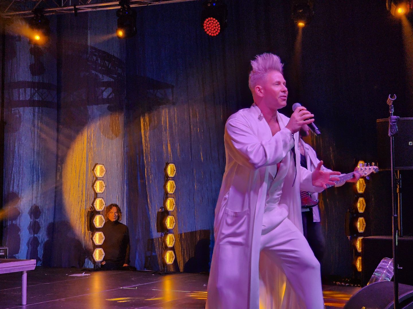 Чехов, дворец спорта Олимпийский, 8 Марта, Международный женский день, праздничный концерт, мероприятие, ансамбль танца Юность, вокальная студия Авангард, Митя Фомин, песни, танцы,