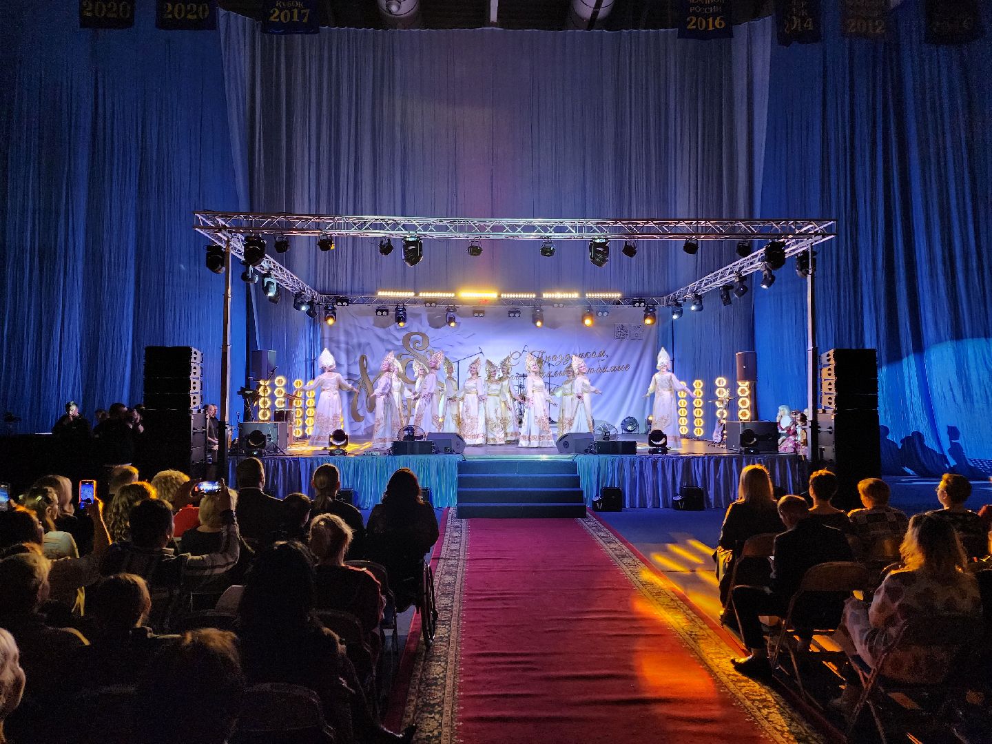 Чехов, дворец спорта Олимпийский, 8 Марта, Международный женский день, праздничный концерт, мероприятие, ансамбль танца Юность, вокальная студия Авангард, Митя Фомин, песни, танцы,