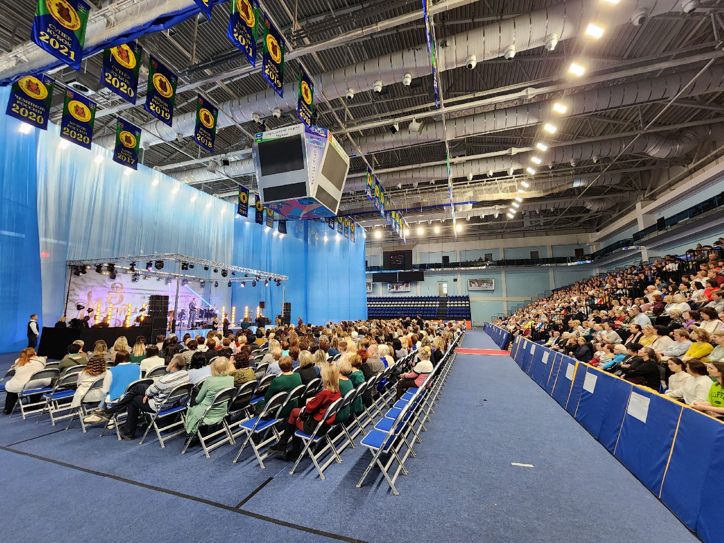 Чехов, дворец спорта Олимпийский, 8 Марта, Международный женский день, праздничный концерт, мероприятие, ансамбль танца Юность, вокальная студия Авангард, Митя Фомин, песни, танцы,