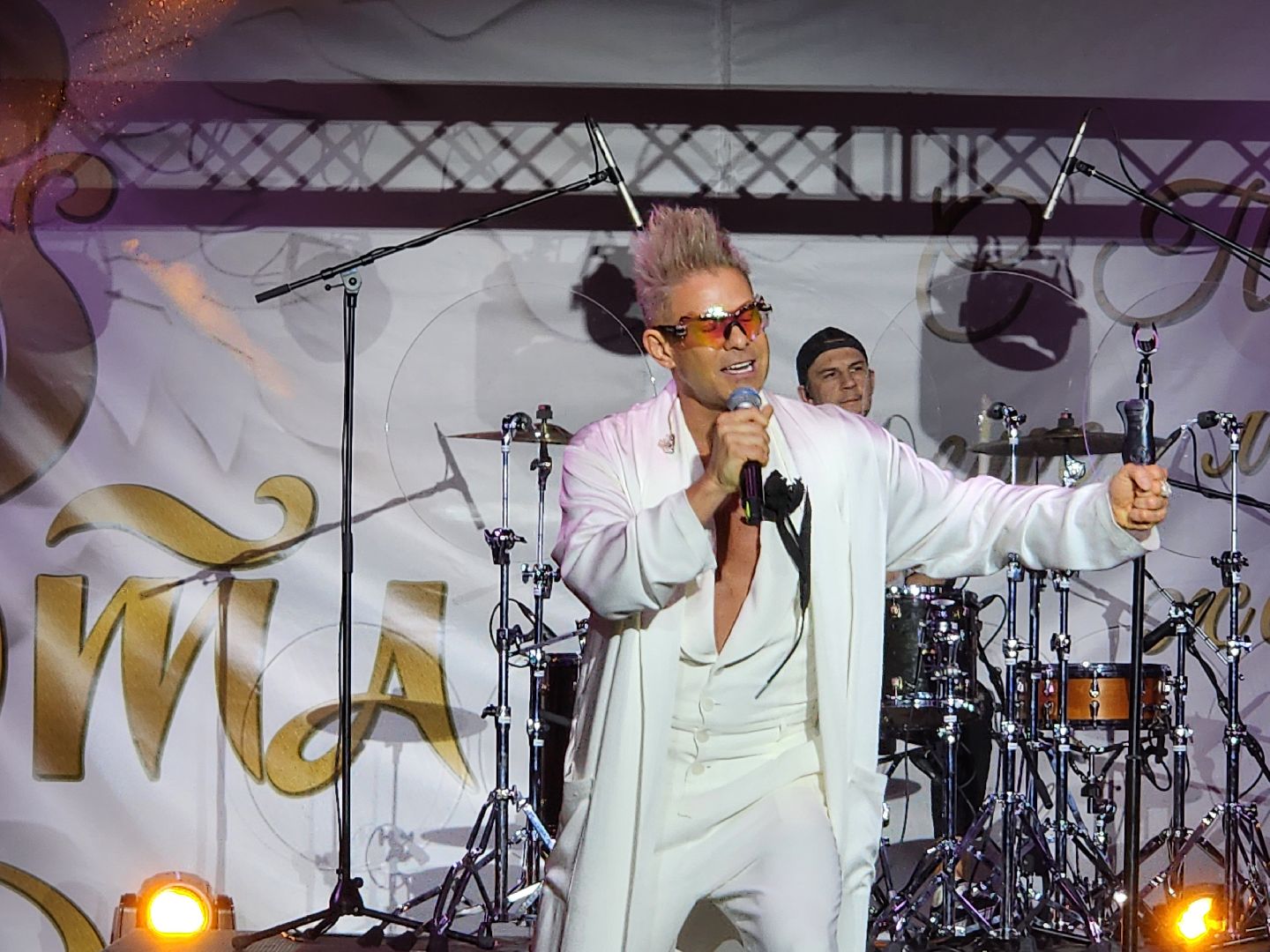 Чехов, дворец спорта Олимпийский, 8 Марта, Международный женский день, праздничный концерт, мероприятие, ансамбль танца Юность, вокальная студия Авангард, Митя Фомин, песни, танцы,