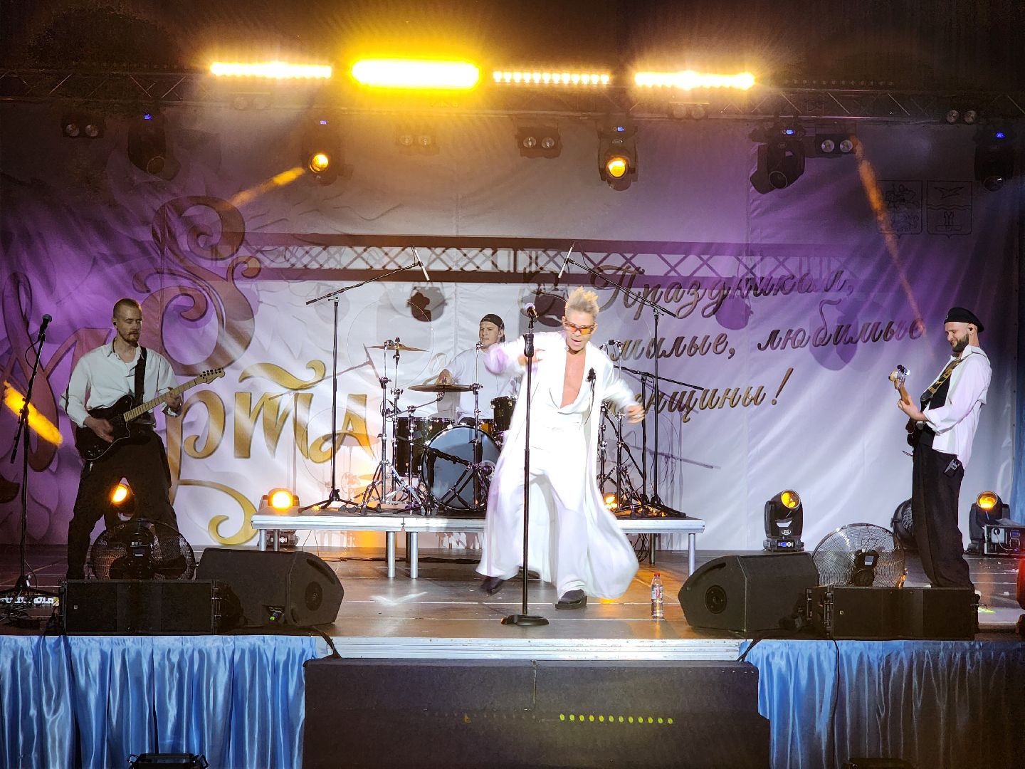 Чехов, дворец спорта Олимпийский, 8 Марта, Международный женский день, праздничный концерт, мероприятие, ансамбль танца Юность, вокальная студия Авангард, Митя Фомин, песни, танцы,