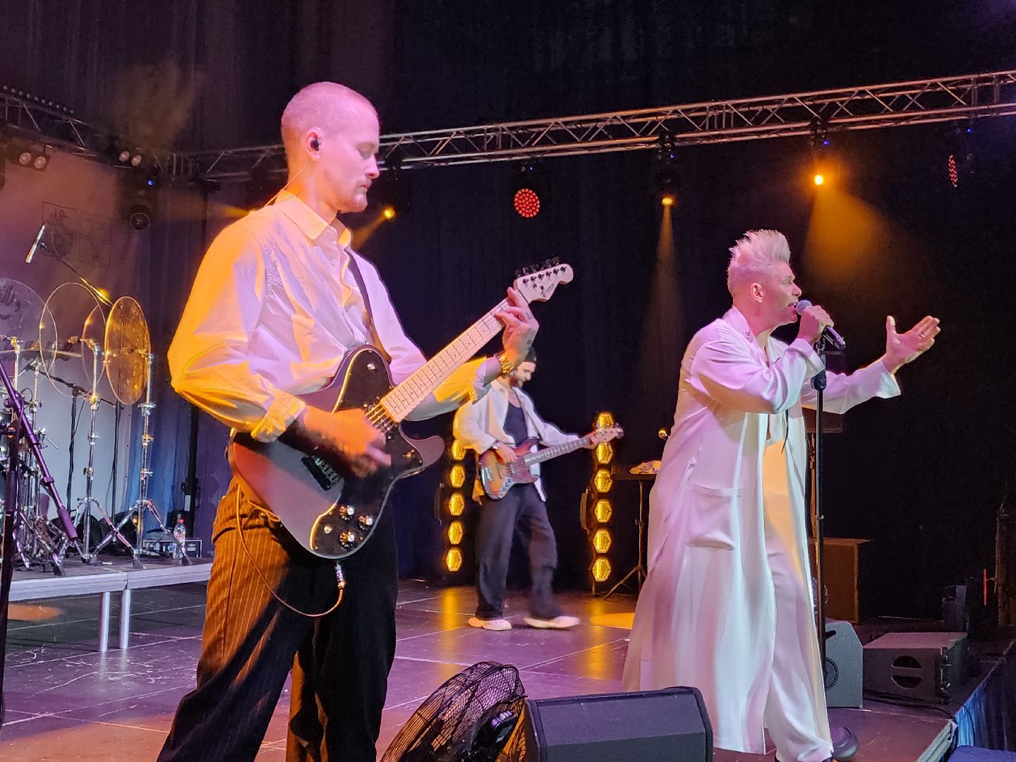 Чехов, дворец спорта Олимпийский, 8 Марта, Международный женский день, праздничный концерт, мероприятие, ансамбль танца Юность, вокальная студия Авангард, Митя Фомин, песни, танцы,