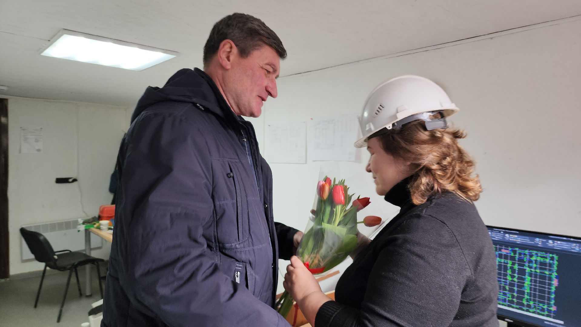 Женщина-крановщик, Лобня, 8 марта,