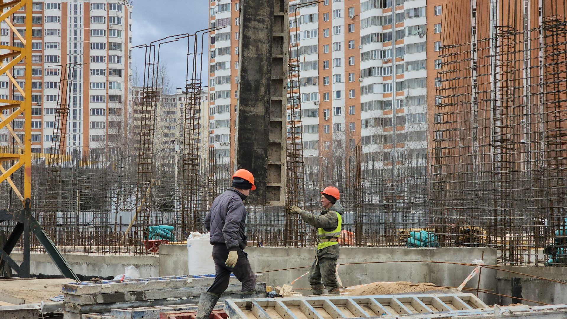 Женщина-крановщик, Лобня, 8 марта,