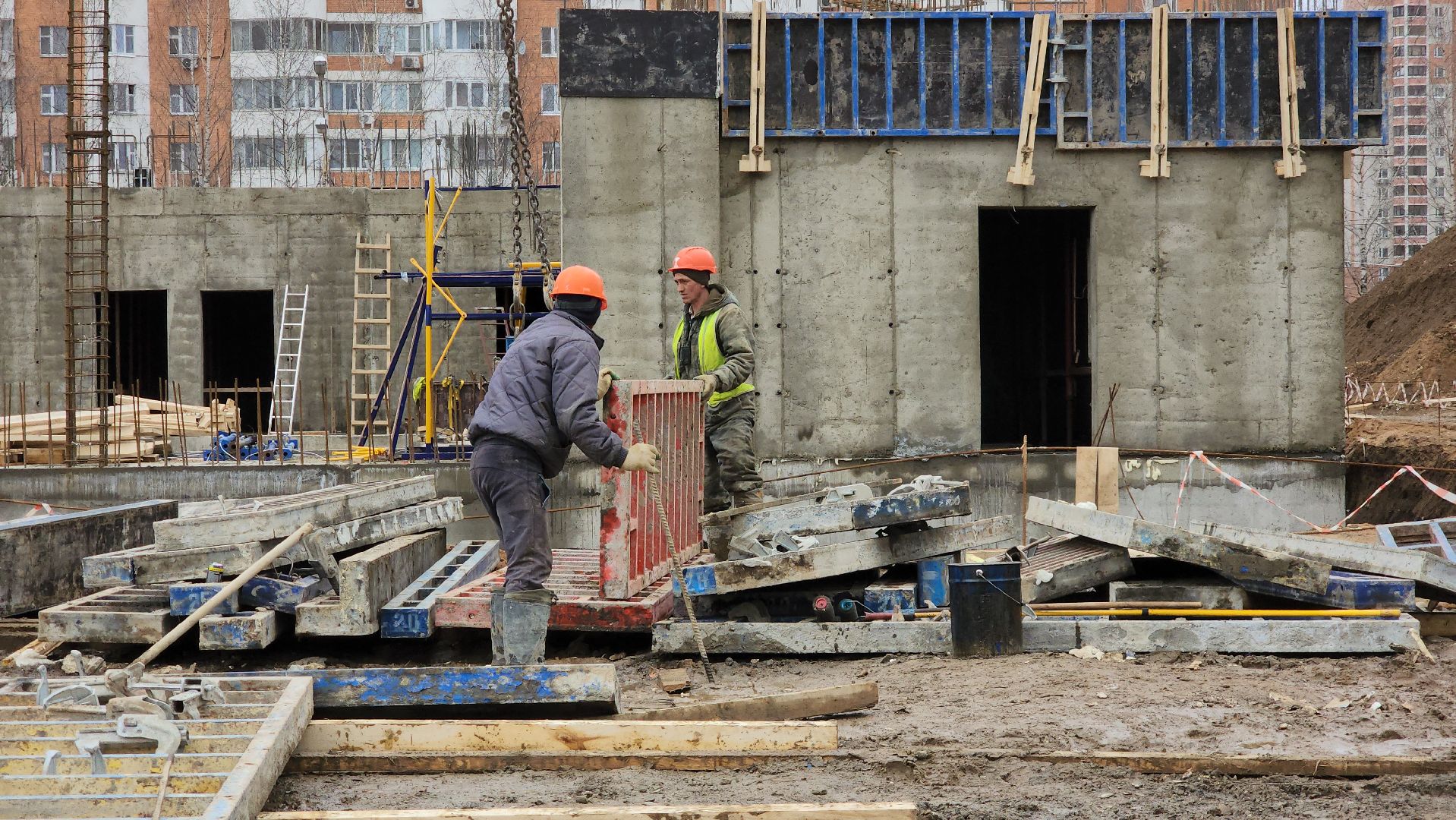 Женщина-крановщик, Лобня, 8 марта,