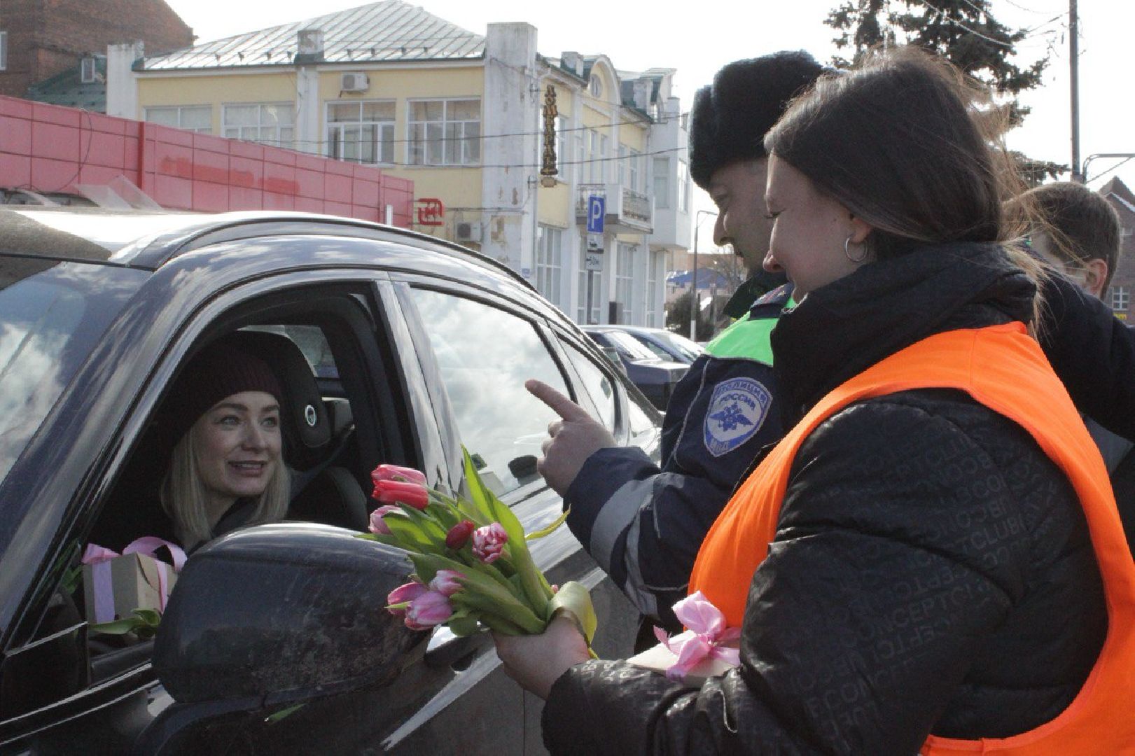 инспектор, 8 марта, автоледи, цветы, пдд,
