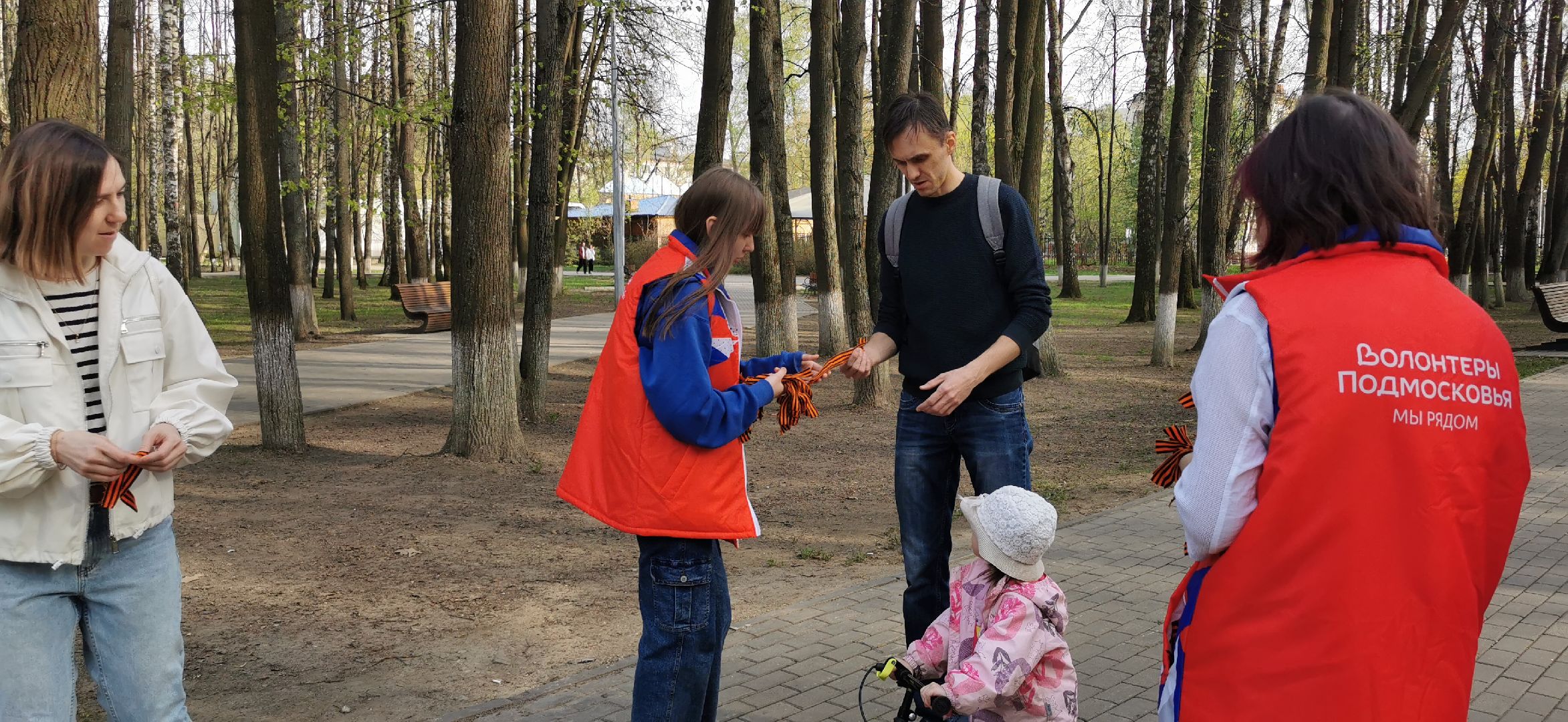 волонтеры, 9 мая, День Победы, Георгиевская ленточка,