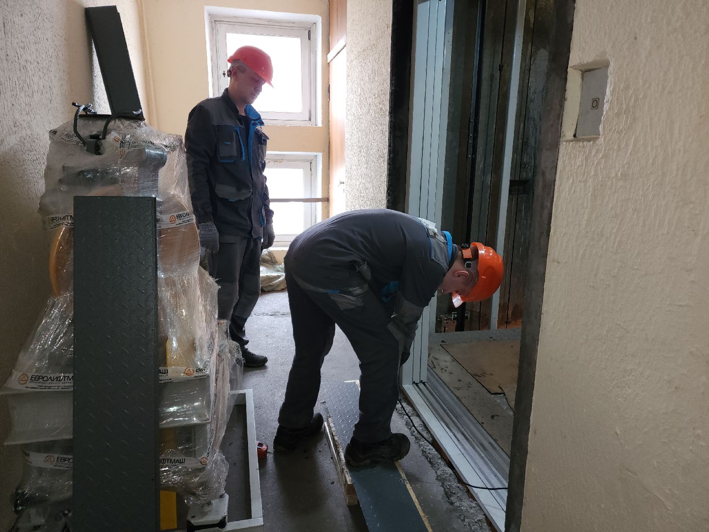 Чехов, улица Земская, жилой дом, замена грузового лифта, капитальный ремонт лифта, новое лифтовое оборудование, плавность хода и торможения, двойная система защиты, энергоэффективность, экономия электроэнергии, региональная программа Московской области,