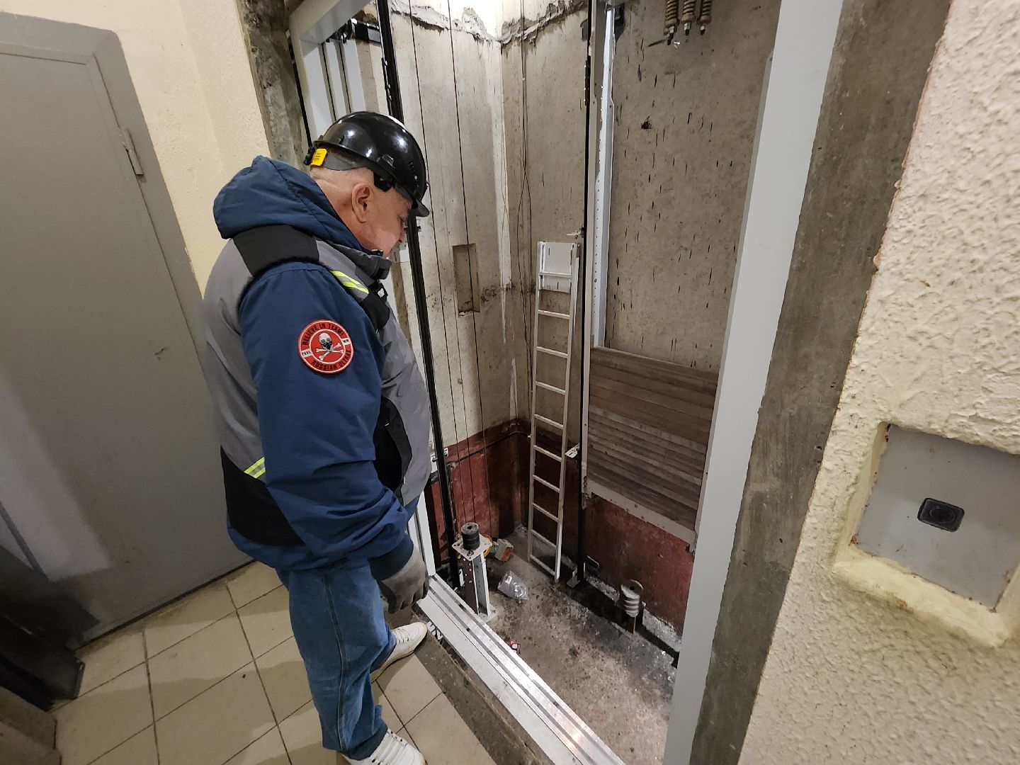 Чехов, улица Земская, жилой дом, замена грузового лифта, капитальный ремонт лифта, новое лифтовое оборудование, плавность хода и торможения, двойная система защиты, энергоэффективность, экономия электроэнергии, региональная программа Московской области,