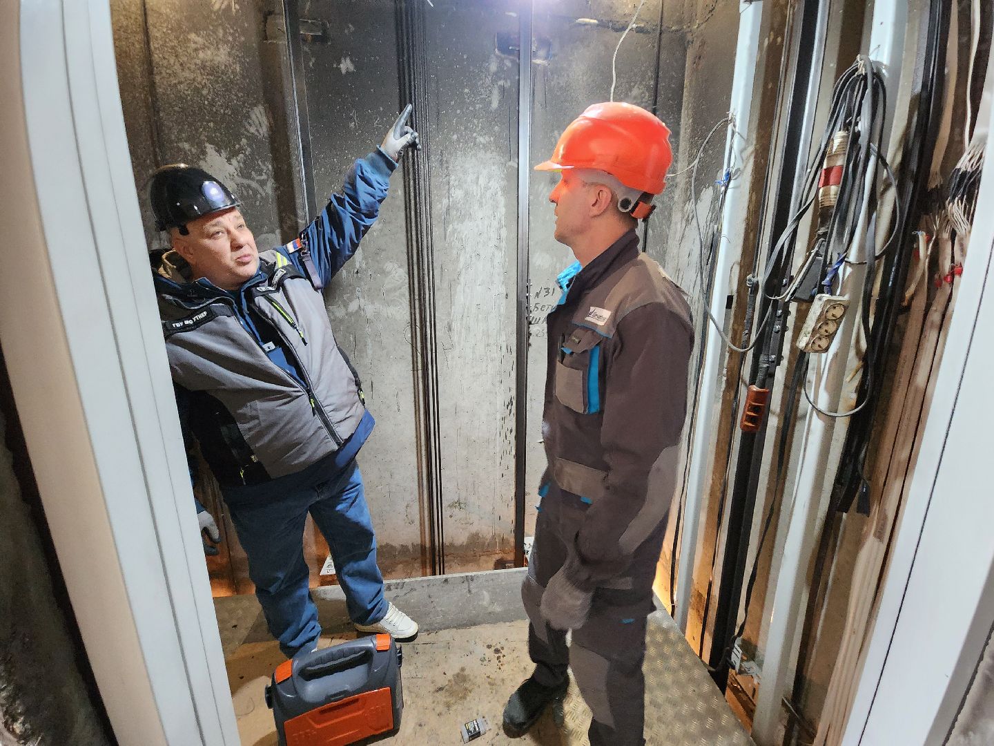 Чехов, улица Земская, жилой дом, замена грузового лифта, капитальный ремонт лифта, новое лифтовое оборудование, плавность хода и торможения, двойная система защиты, энергоэффективность, экономия электроэнергии, региональная программа Московской области,