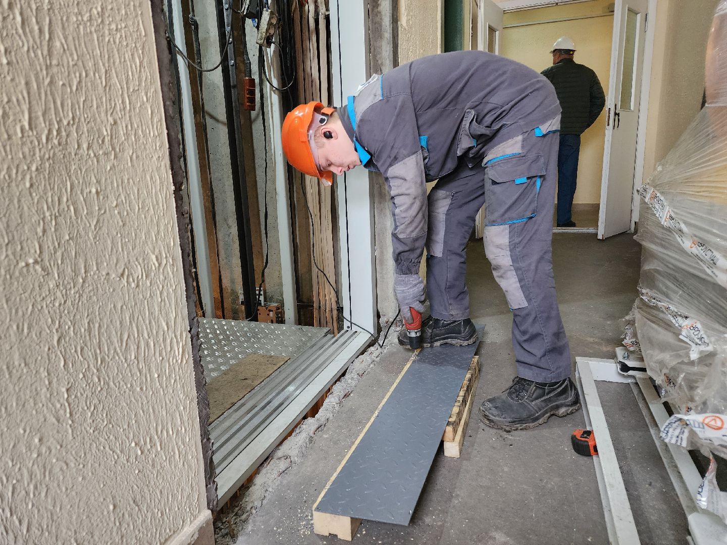 Чехов, улица Земская, жилой дом, замена грузового лифта, капитальный ремонт лифта, новое лифтовое оборудование, плавность хода и торможения, двойная система защиты, энергоэффективность, экономия электроэнергии, региональная программа Московской области,