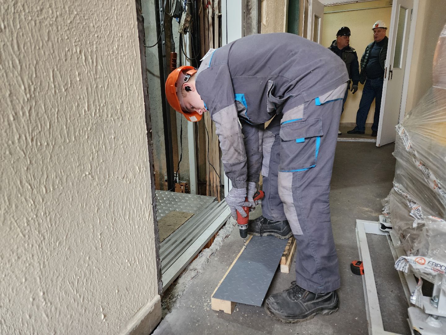 Чехов, улица Земская, жилой дом, замена грузового лифта, капитальный ремонт лифта, новое лифтовое оборудование, плавность хода и торможения, двойная система защиты, энергоэффективность, экономия электроэнергии, региональная программа Московской области,